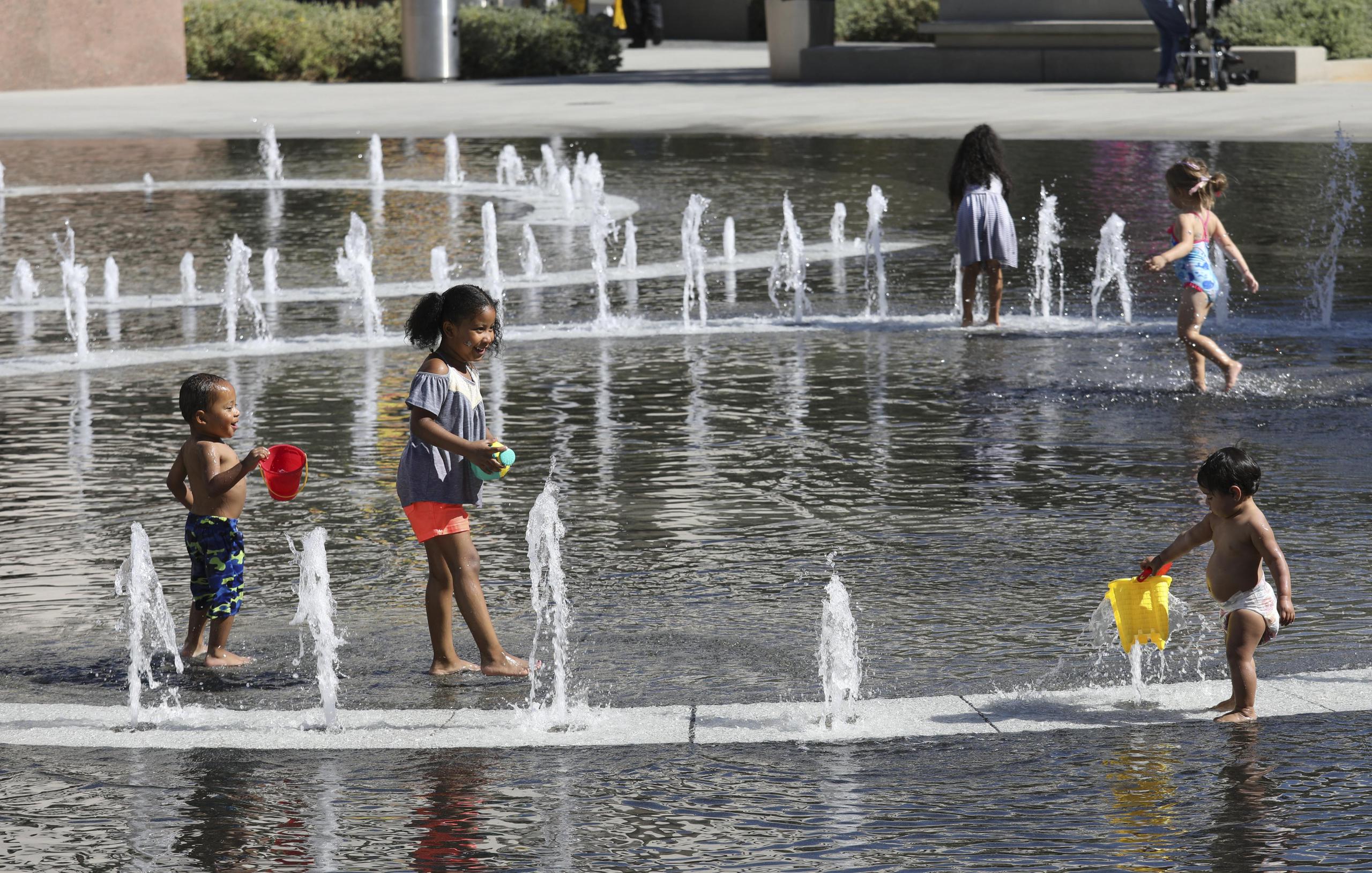 Niños juegan en una fuente durante un día caluroso en el centro de Los Ángeles (CA, EE.UU.). Imagen de archivo. EFE/EUGENE GARCÍA
