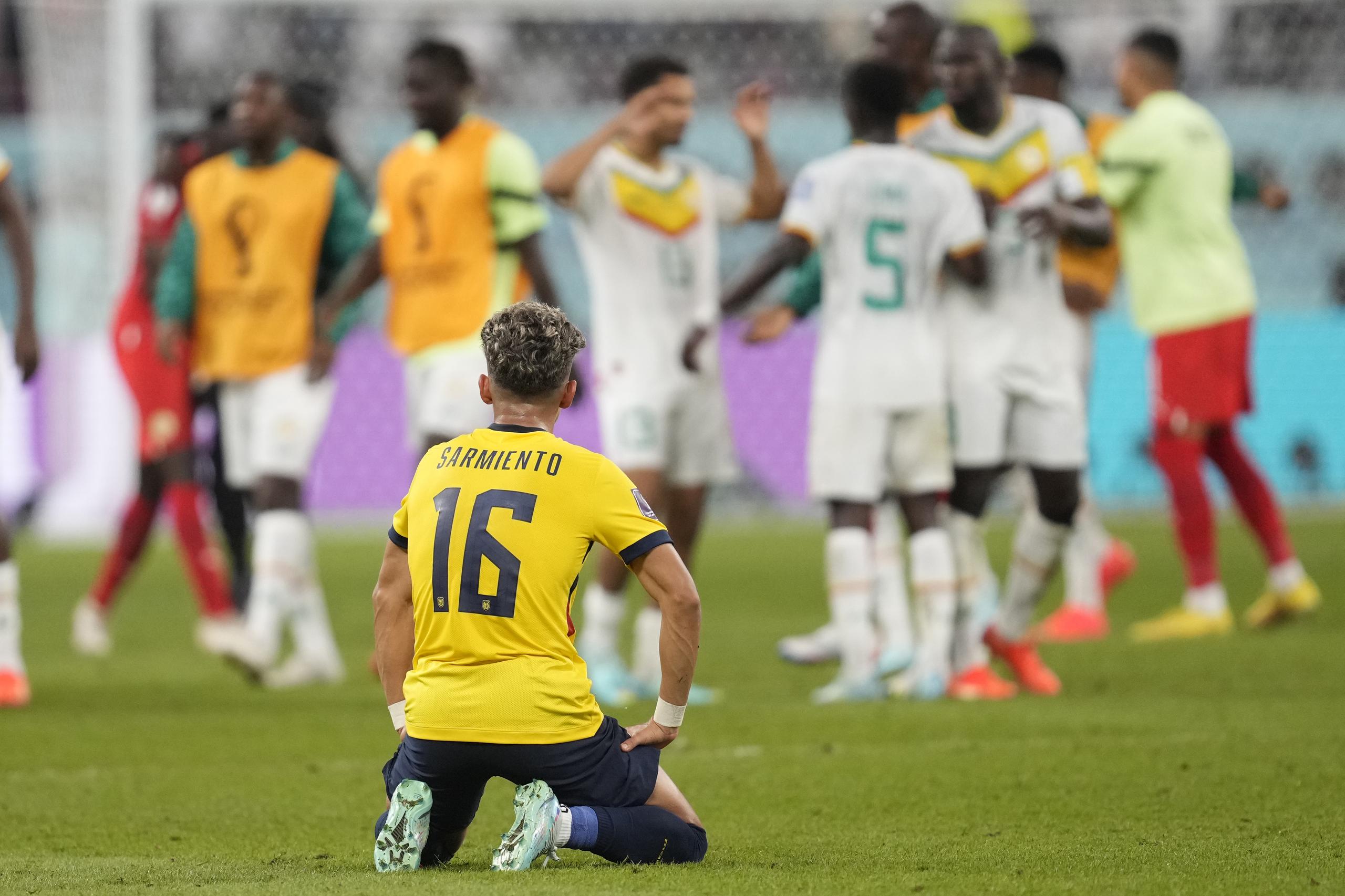 Jeremy Sarmiento, de Ecuador, tras perder por 2-1 en su último partido del Grupo A del Mundial frente a Senegal, en el estadio Jalifa Internacional, en Doha, Qatar.