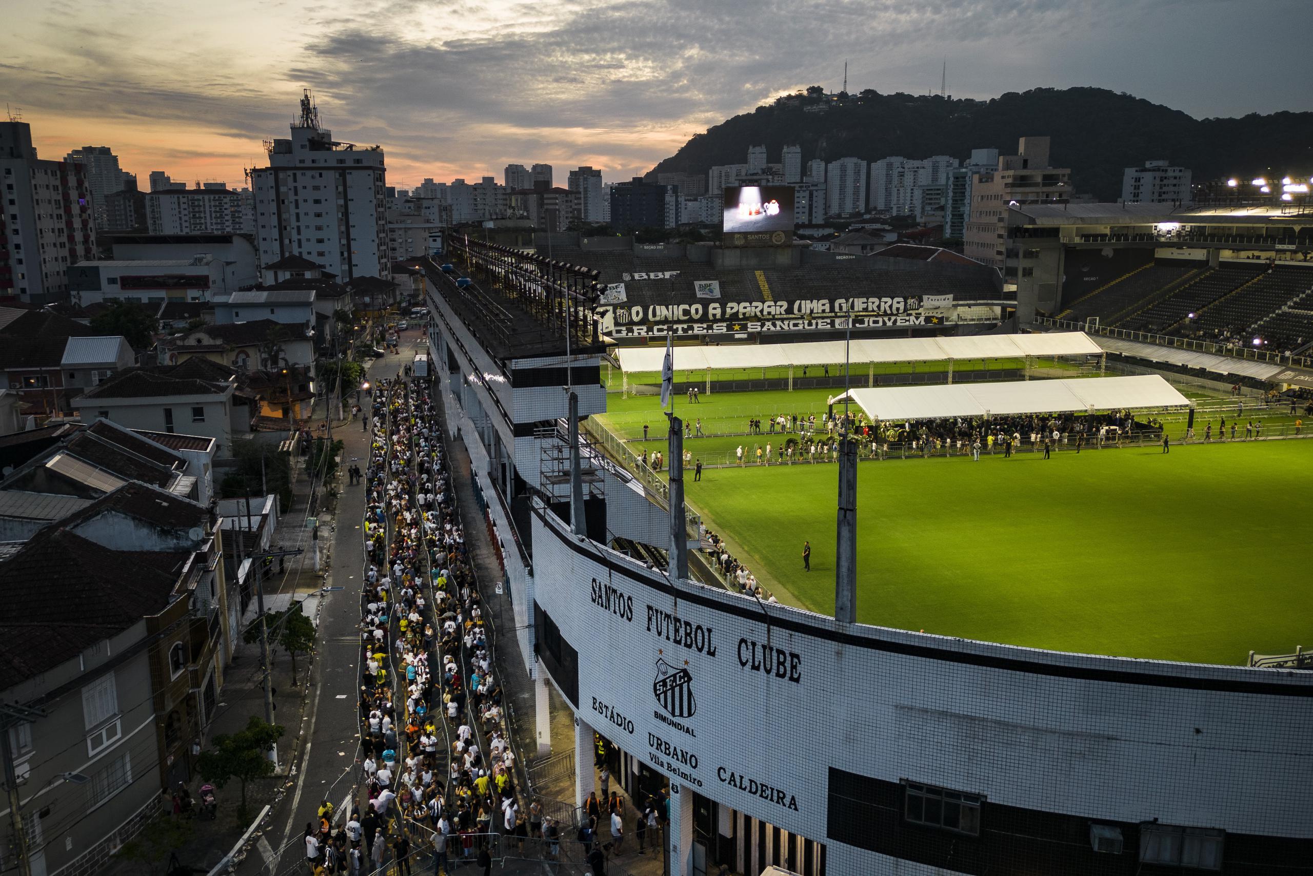 Una multitud hacen fila para entrra al estadio Vila Belmiro para presentar sus respetos a la fallecida leyenda del fútbol Pelé, en Santos, Brasil, el 2 de enero de 2023. (AP Foto/Matías Delacroix)