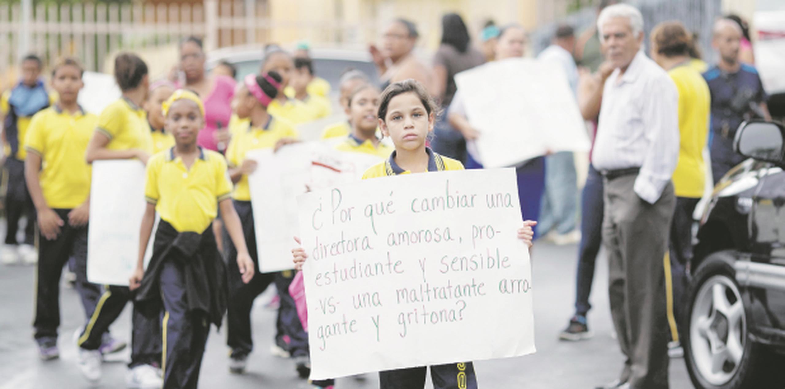 Padres y niños protestan frente a la Escuela Elemental Pablo Suárez Ortiz en repudio a la decisión del Departamento de Educación de cerrar el plantel. (PARA HORIZONTE / ALVIN J. BÁEZ)