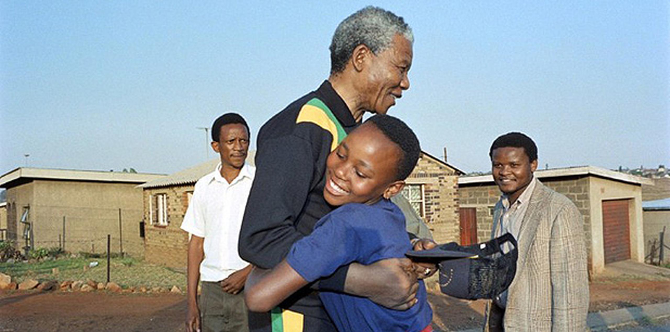 En 1990, tras 27 años y medio de cautiverio, Mandela obtiene su ansiada libertad. (Archivo)