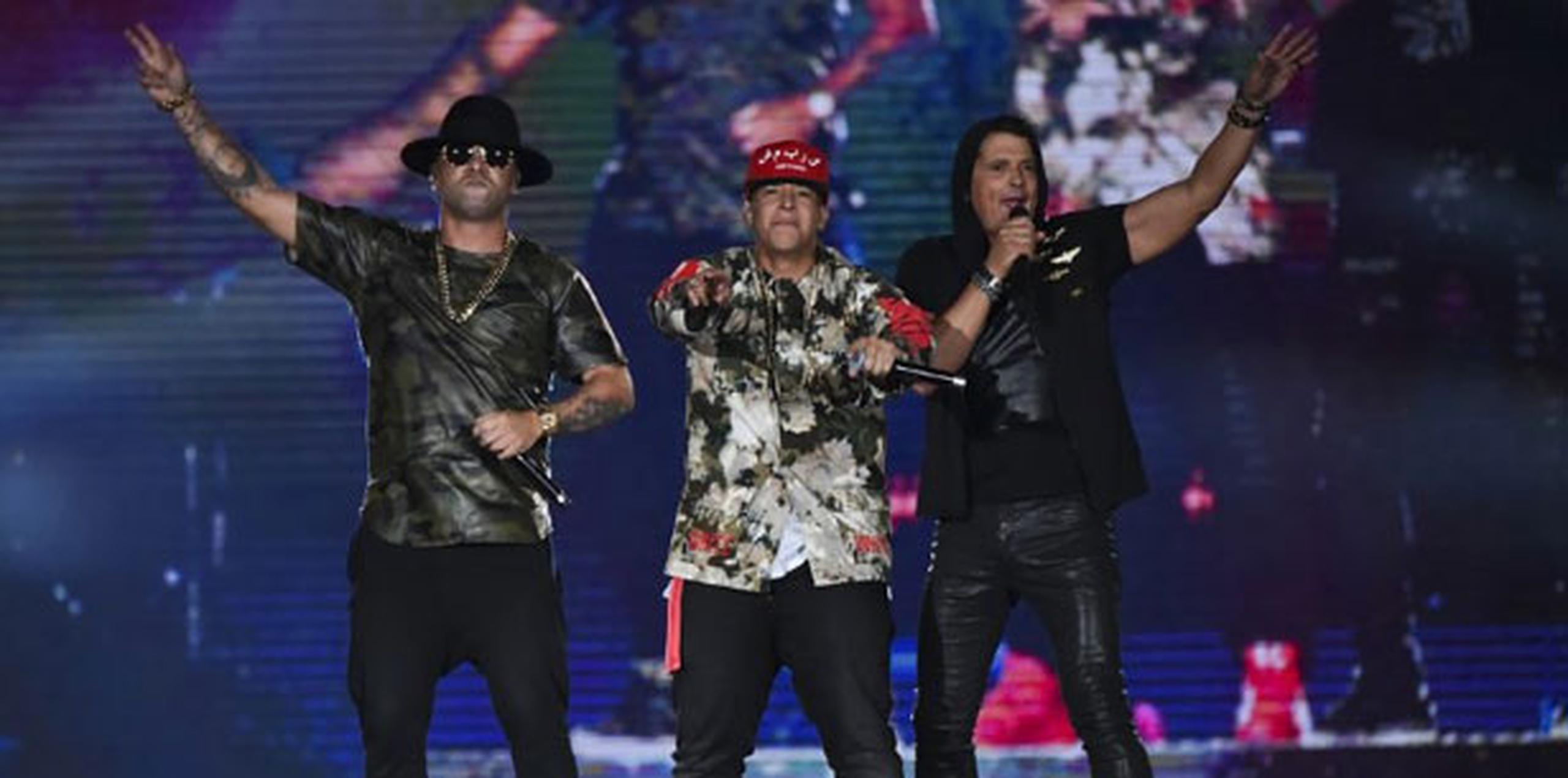 Wisin, Daddy Yankee y Carlos Vives se botaron. (AFP PHOTO / Luis Acosta)