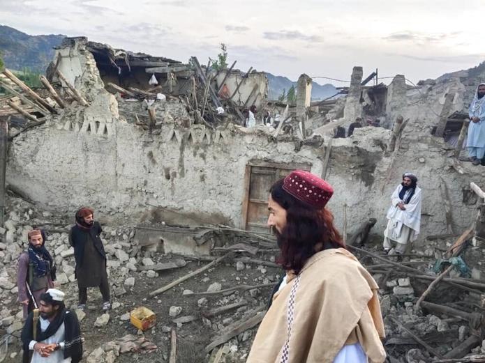 En esta imagen distribuida por la agencia noticiosa estatal Bakhtar, afganos revisan la destrucción causada por un terremoto en la provincia de Paktika, en el este de Afganistán, el 22 de junio de 2022.