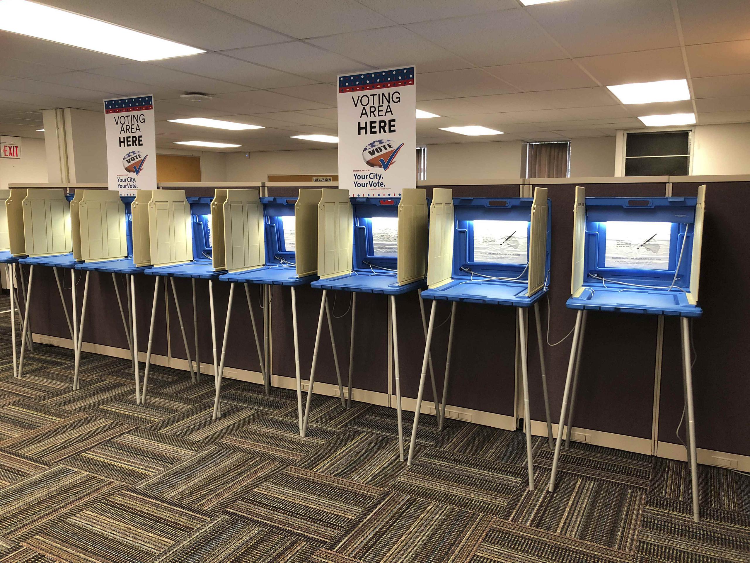 Máquinas de votación en Minnesota, listas para recibir a los votantes. (AP)