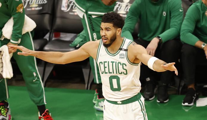 El alero de los Celtics de Boston, Jayson Tatum, y sus compañeros de equipo tuvieron que ver a los Warriors de Golden State celebrar el campeonato en su cancha.