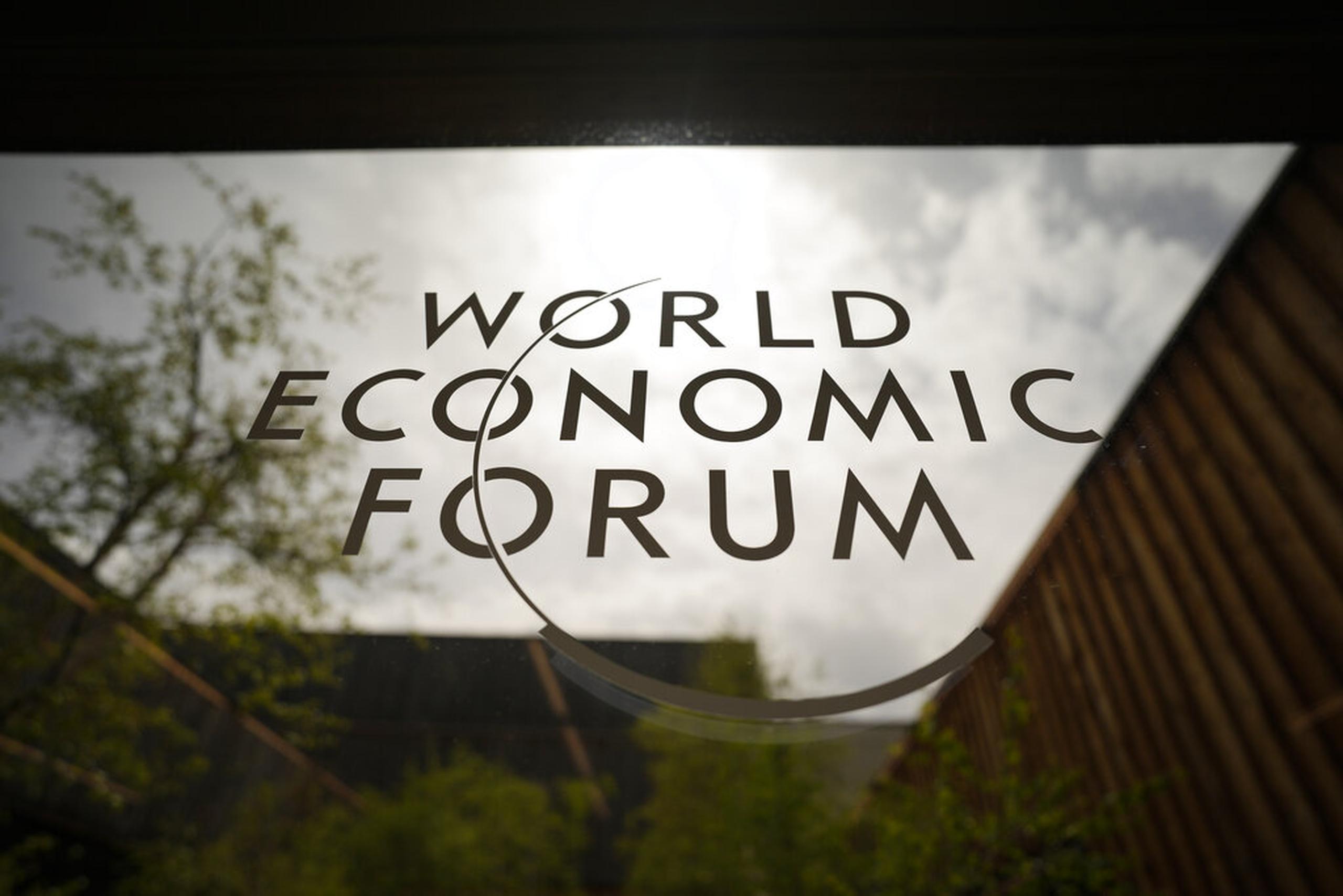 El logo del Foro Económico Mundial se ve en la ventana del recinto antes de la inauguración de la cumbre en Davos, Suiza, el 22 de mayo de 2022.
