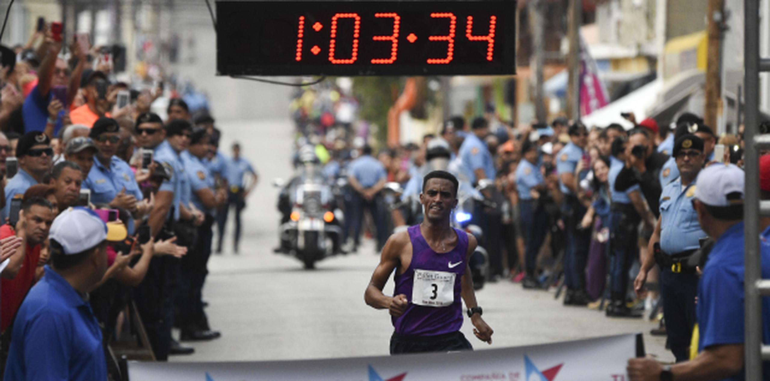 “Es fabuloso correr en la mañana”, dijo Tuemay Tsegay, ganador de esta edición del evento que por primera vez en medio siglo se corre a las 7:00 a.m. (tony.zayas@gfrmedia.com)