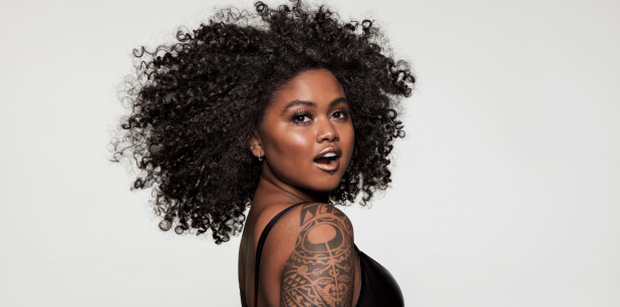 "Es increíble como nuestros clientes se sienten identificados con nosotros", dijo la artista del maquillaje Taija Kerr, la primera mujer afro-hawaiana en ser modelo de una campaña de cosméticos en Estados Unidos. (EFE)