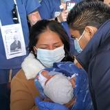 Conoce a su bebé 11 días después tras caer en coma al dar a luz con coronavirus
