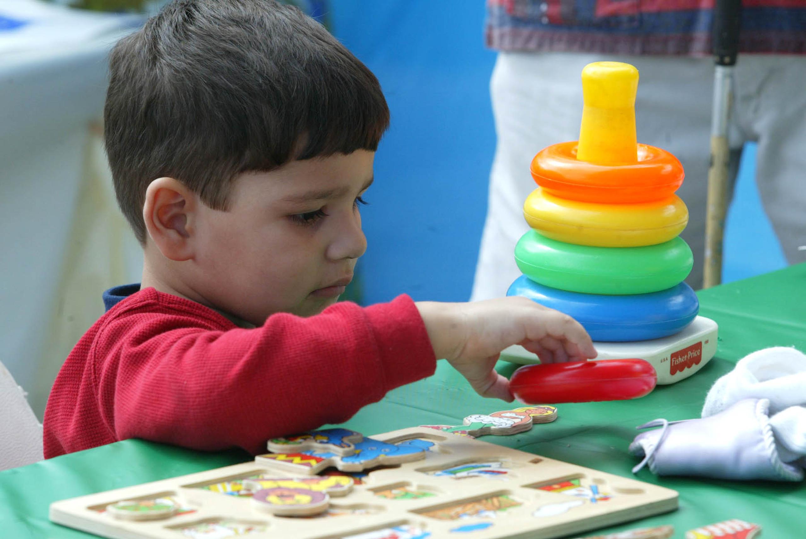 Los juguetes para construir o de tipo rompecabezas estimulan el desarrollo cognitivo y el área de motor fino.
