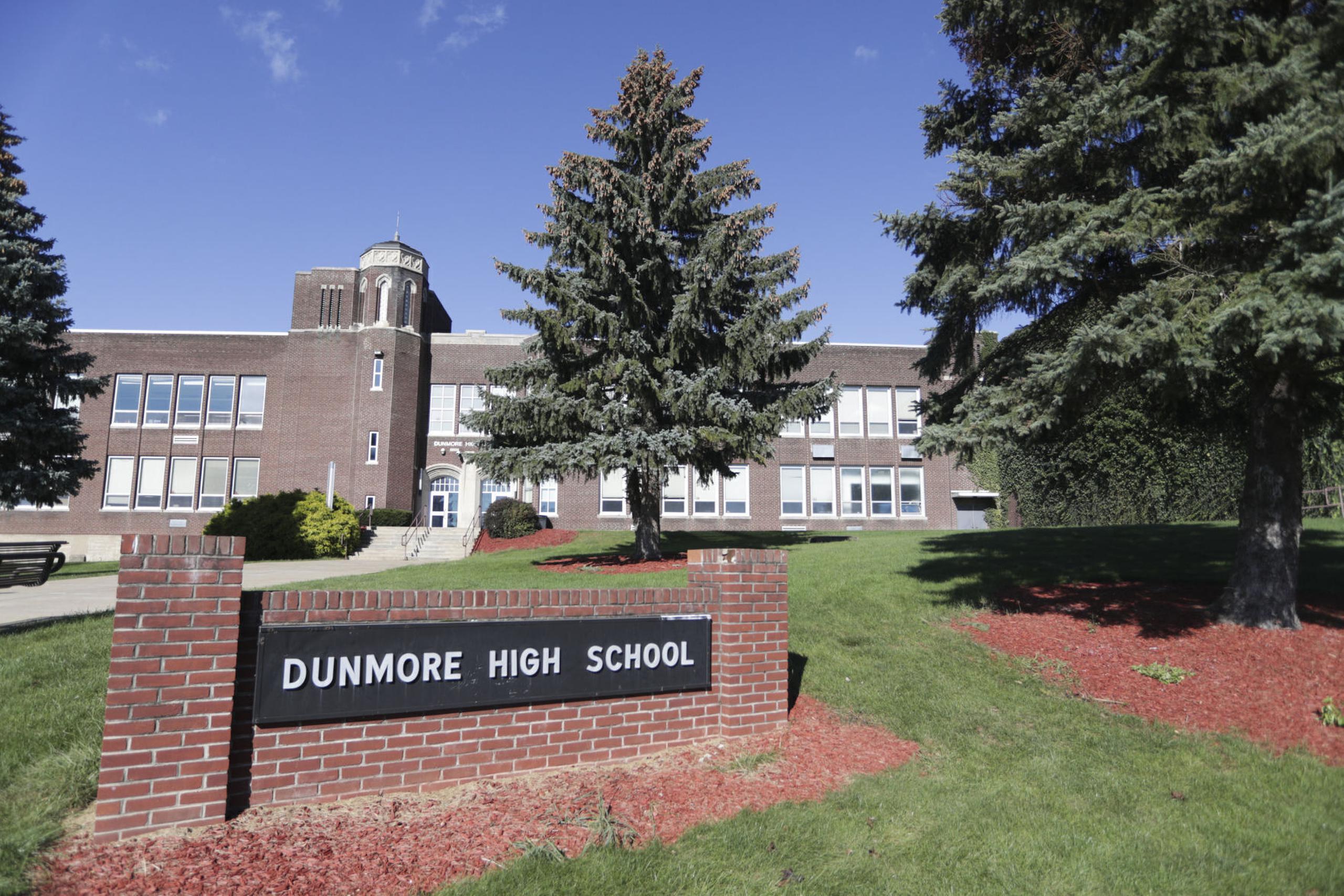 Esta fotografía de septiembre de 2021 muestra el exterior de la secundaria Dunmore, en Dunmore, Pensilvania.