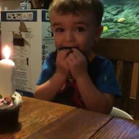  Dito, este nene no puede soplar su vela de cumpleaños 