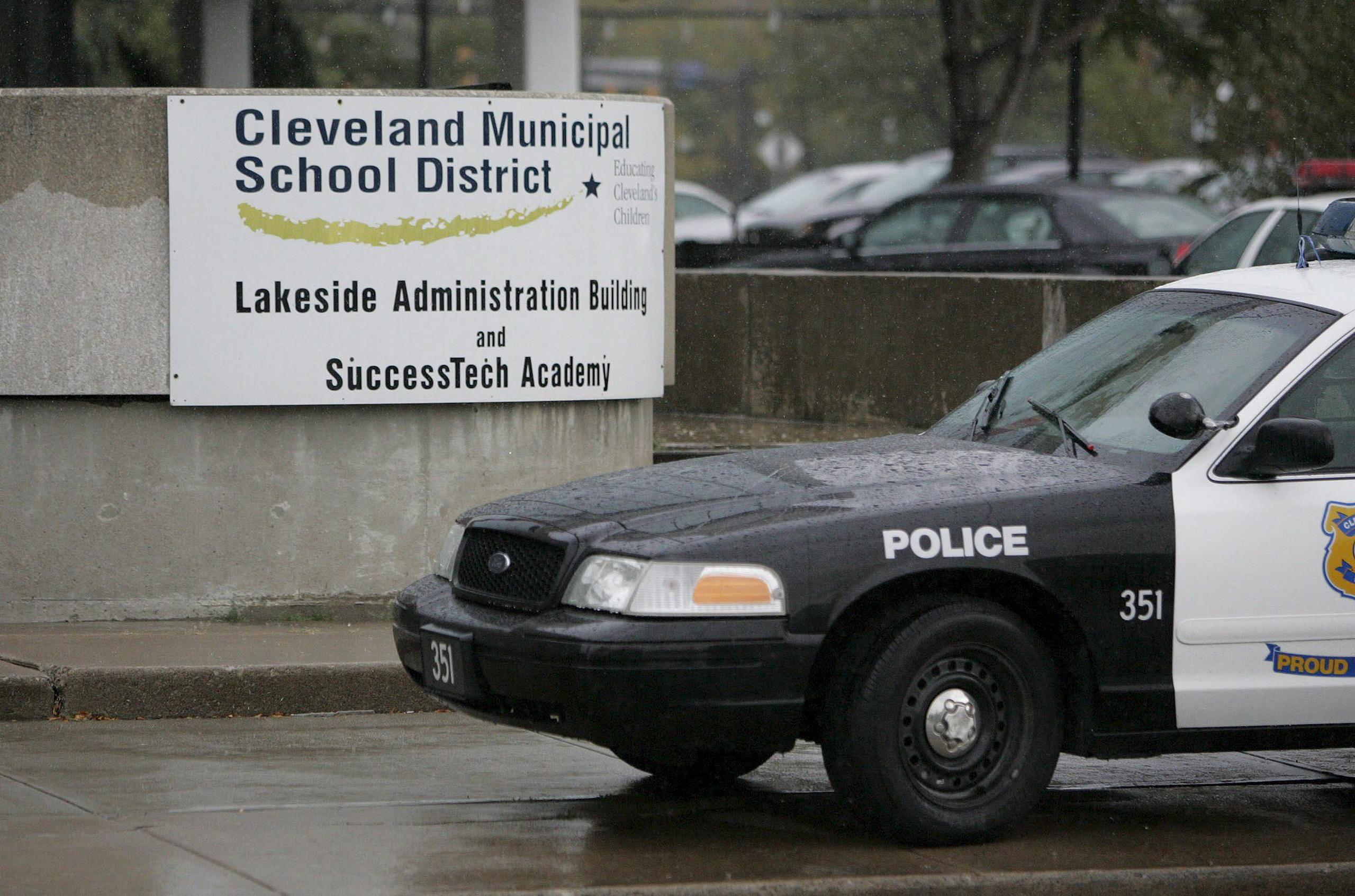 Fotografía de archivo de una patrulla de la Policía parqueada frente al Instituto SuccesTech Academy de Cleveland (Ohio). EFE/ DAVID MAXWELL
