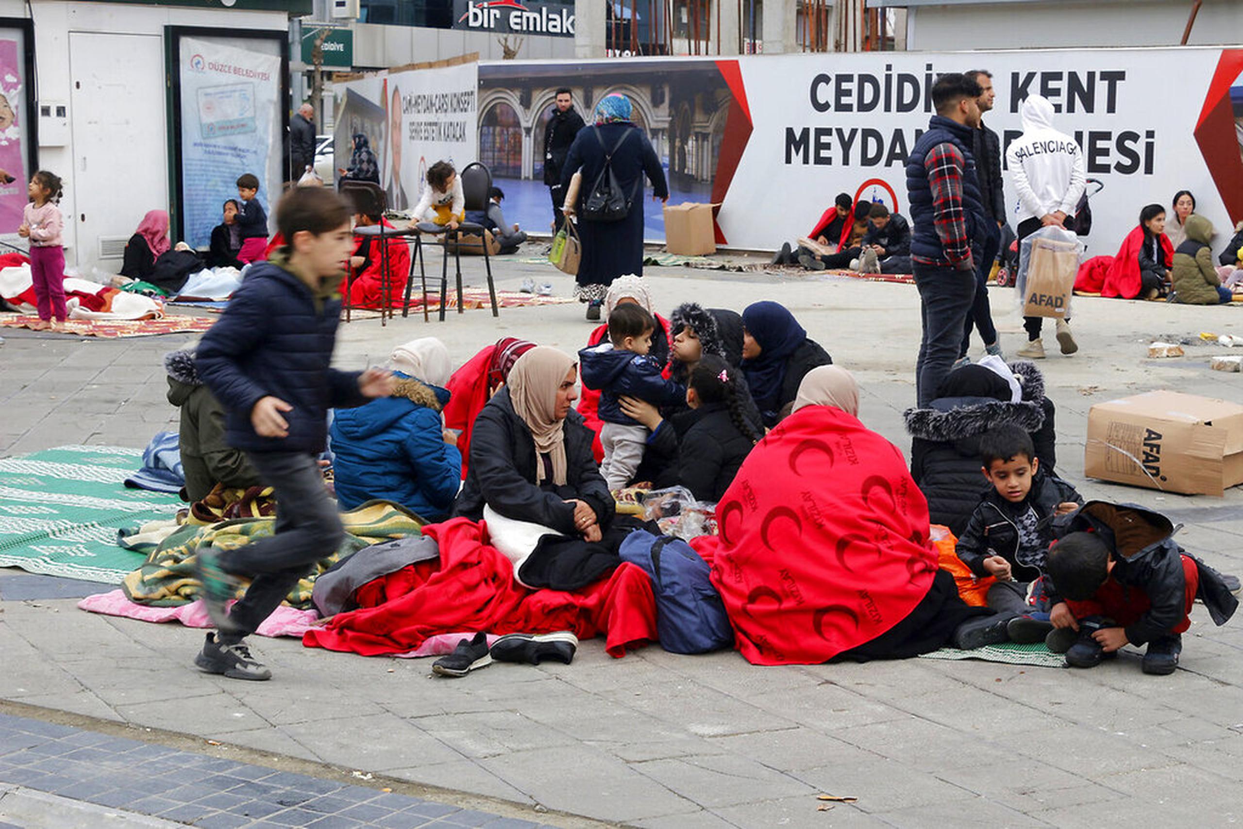 La gente descansaba fuera de sus casas en Duzce, Turquía, después del terremoto.