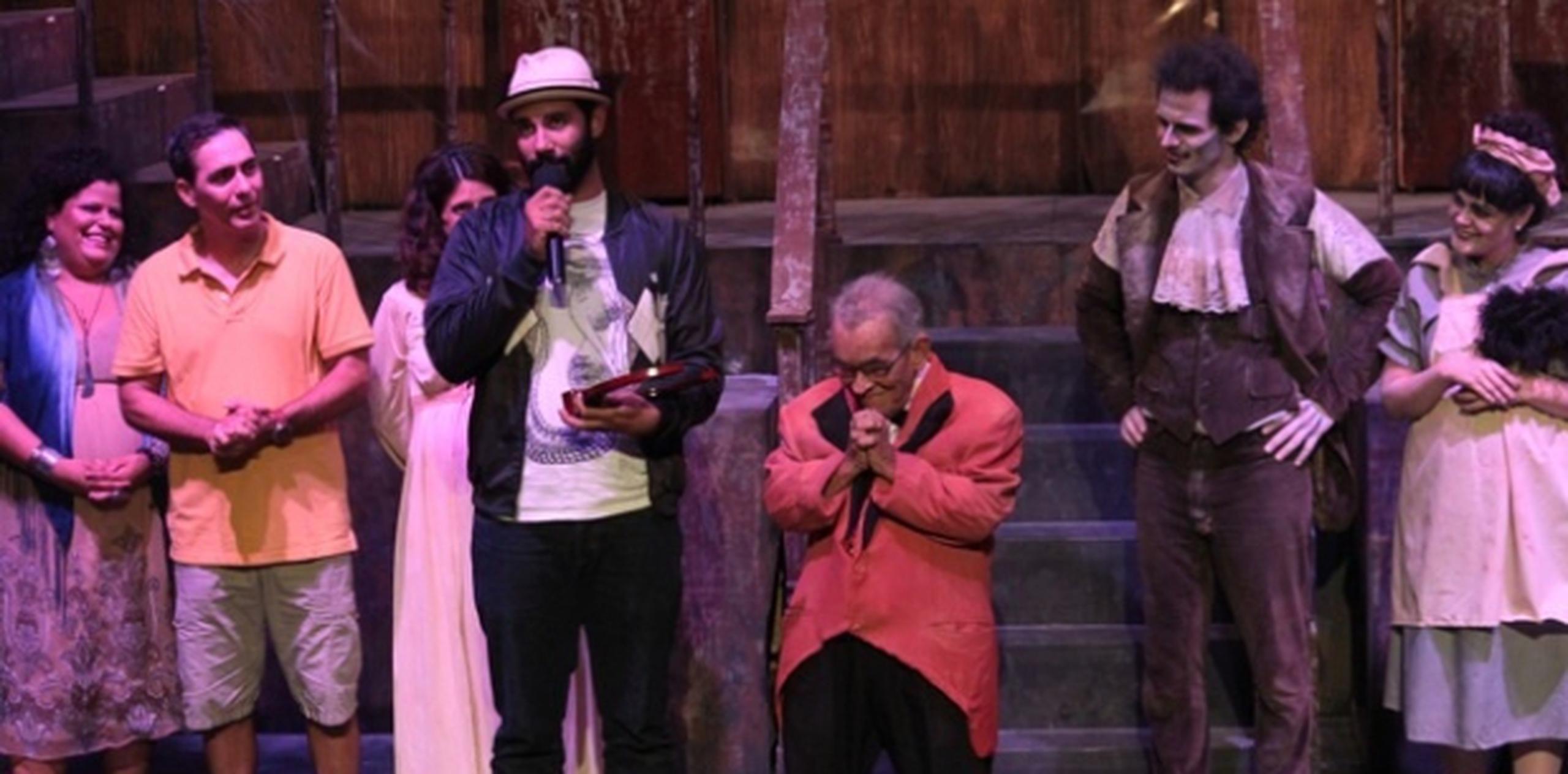 Los integrantes de Teatro Breve reconocieron la labor artística de Israel “Shorty” Castro. Suministradas