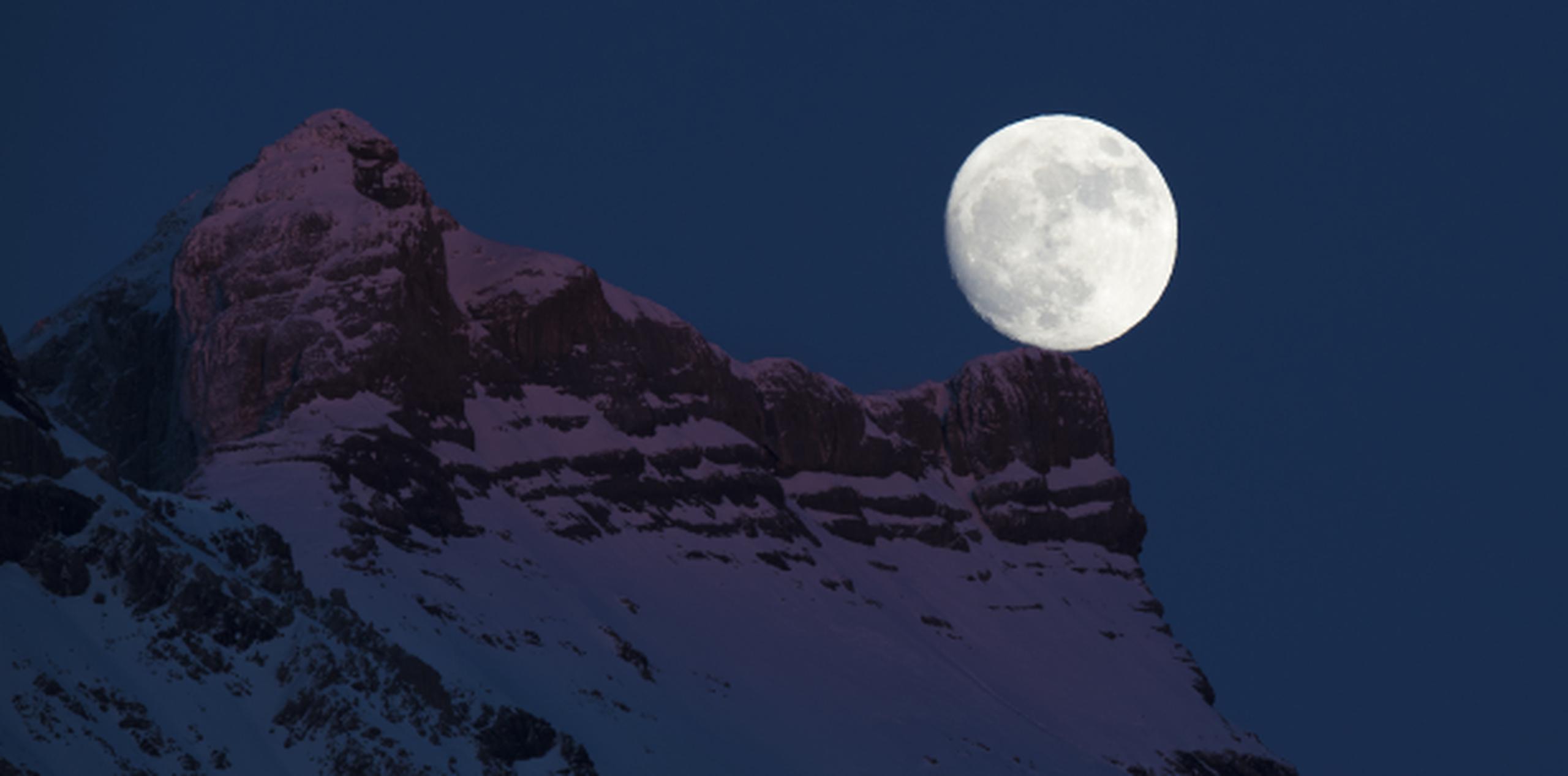 Un vistazo a la luna desde montañas en Suiza. (AP)