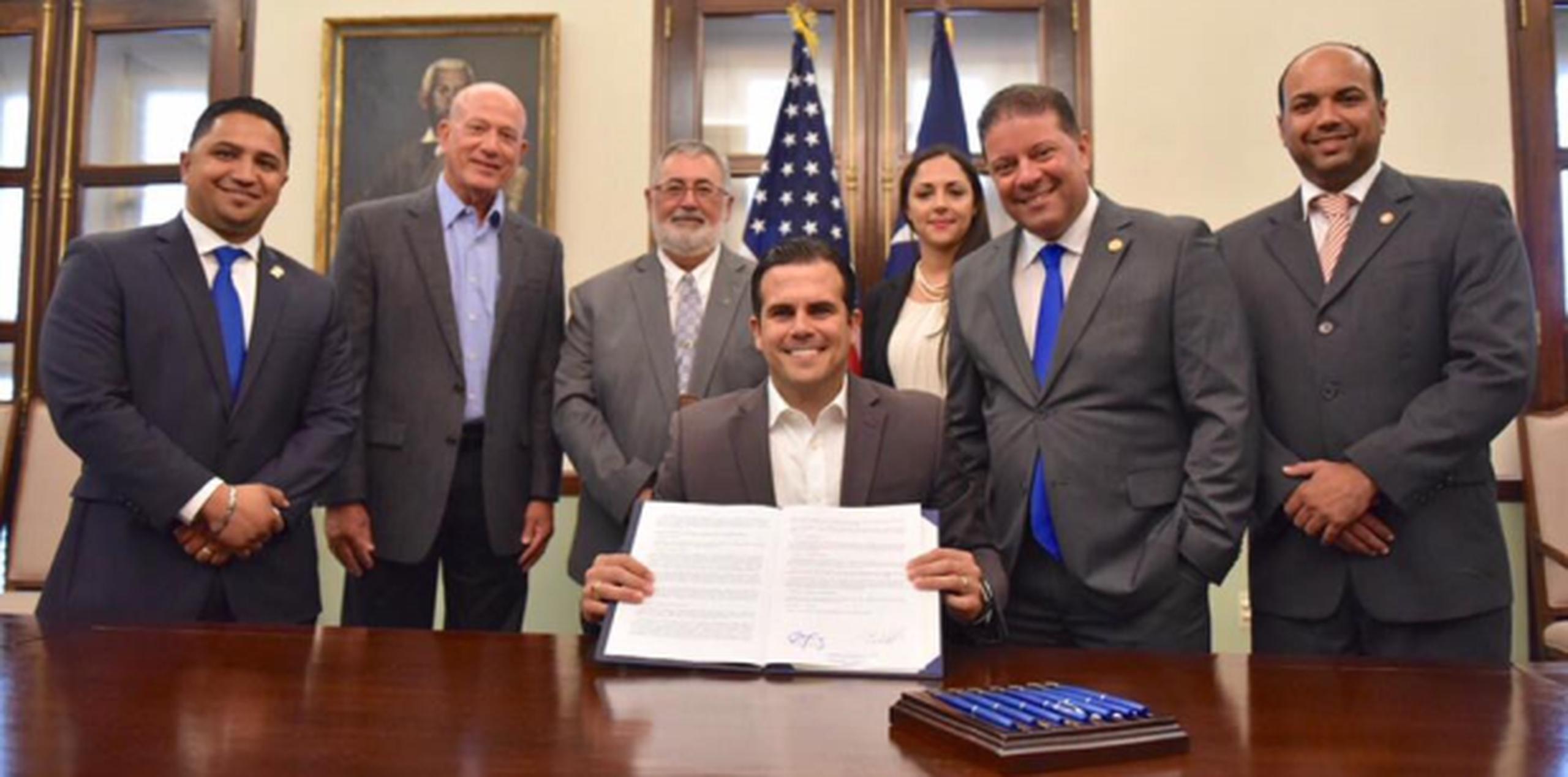 Al centro, el gobernador Ricardo Rosselló, junto a senadores y titulares de agencias, durante la firma del Proyecto del Senado 81. (Suministrada)
