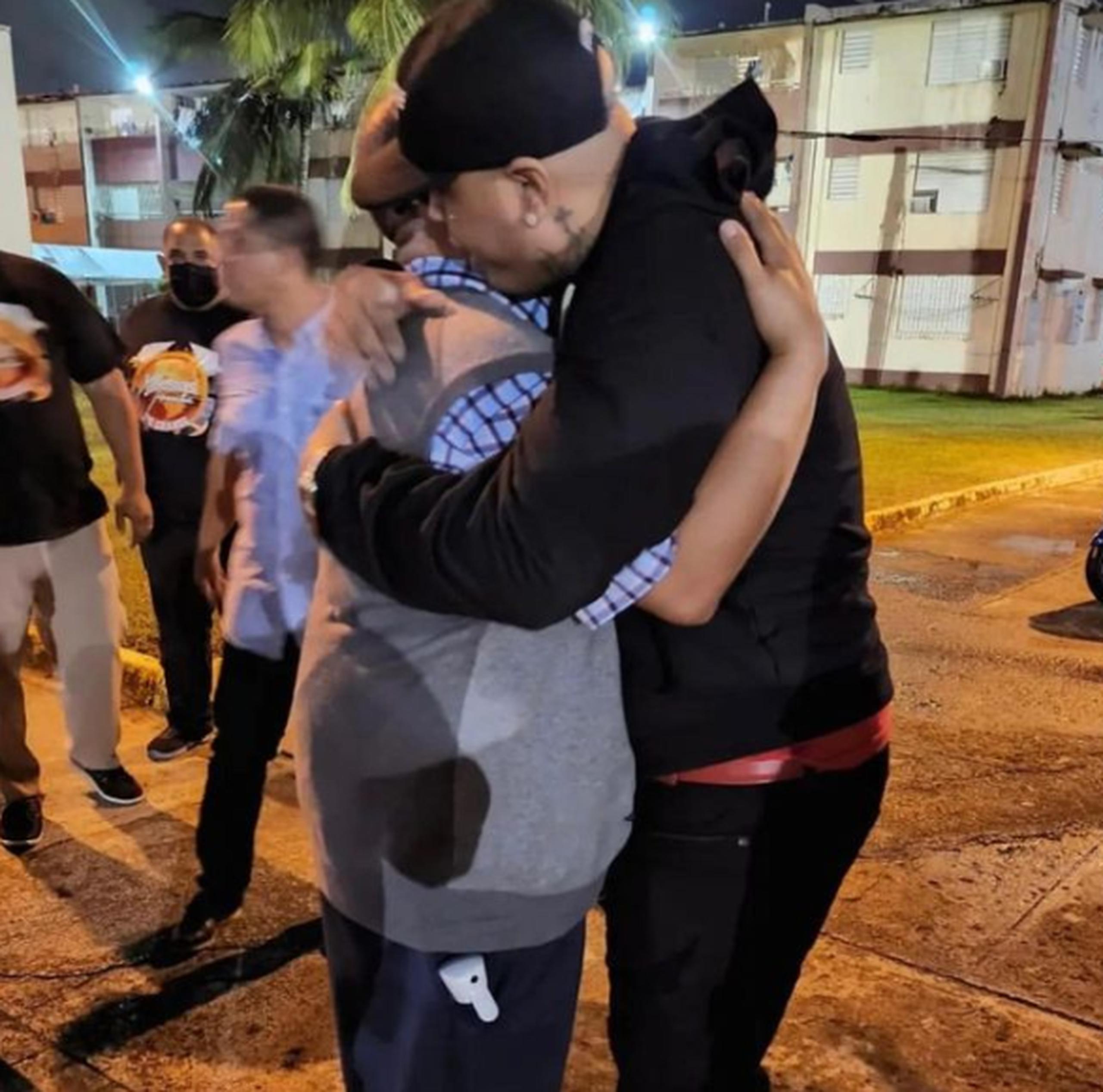 "Siempre me llamabas para pedir oración y que te llevara cultos al caserío", expresó Héctor Delgado junto a esta foto en la que abraza a Pacho.