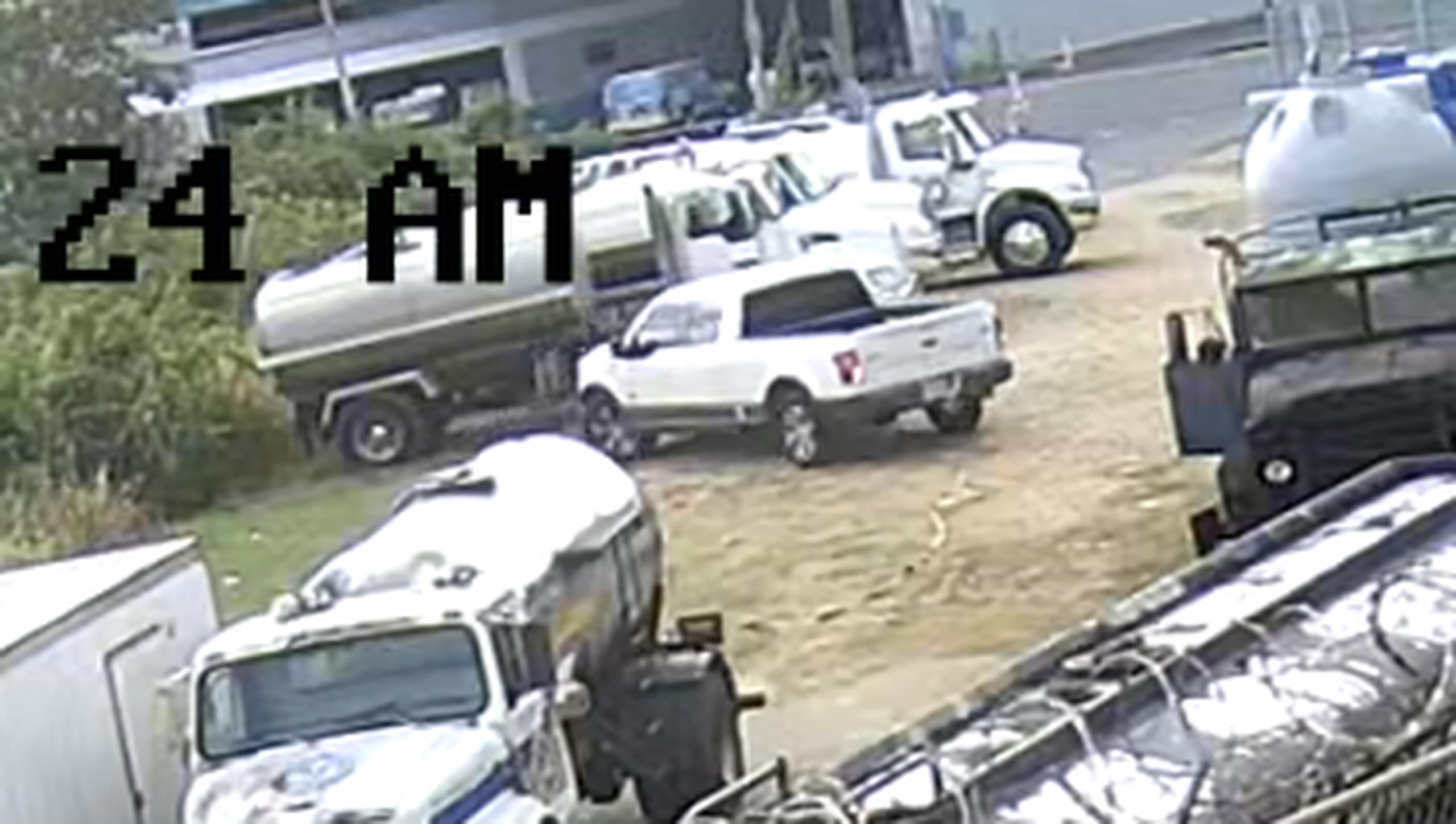 Los sospechosos del robo de un remolque que había sido ocupado por la policía estatal en Manatí llegaron al lote en una camioneta blanca.