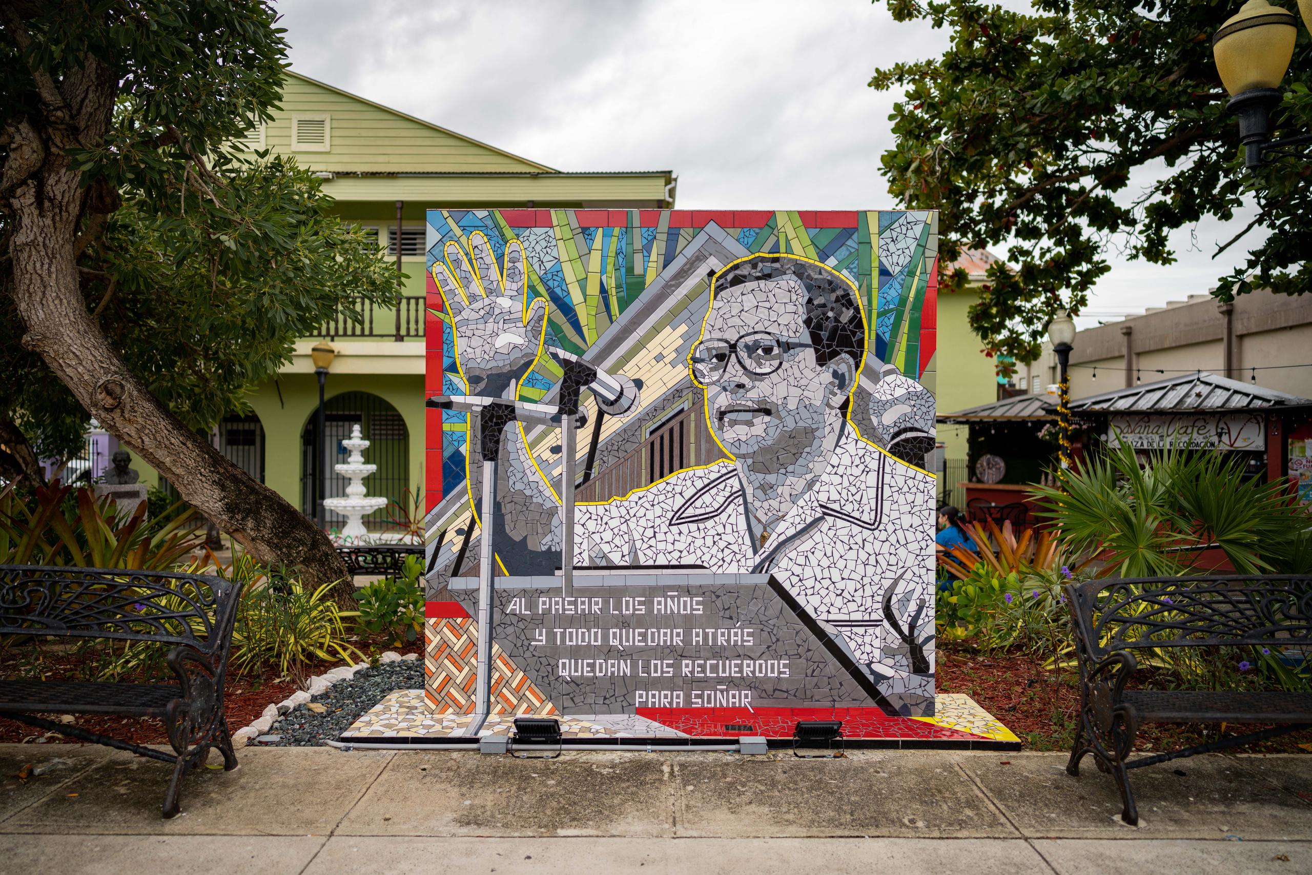 Mural en mosaicos que rinde honor al legado de Presby Santiago frente a la Plaza de la Recordación.