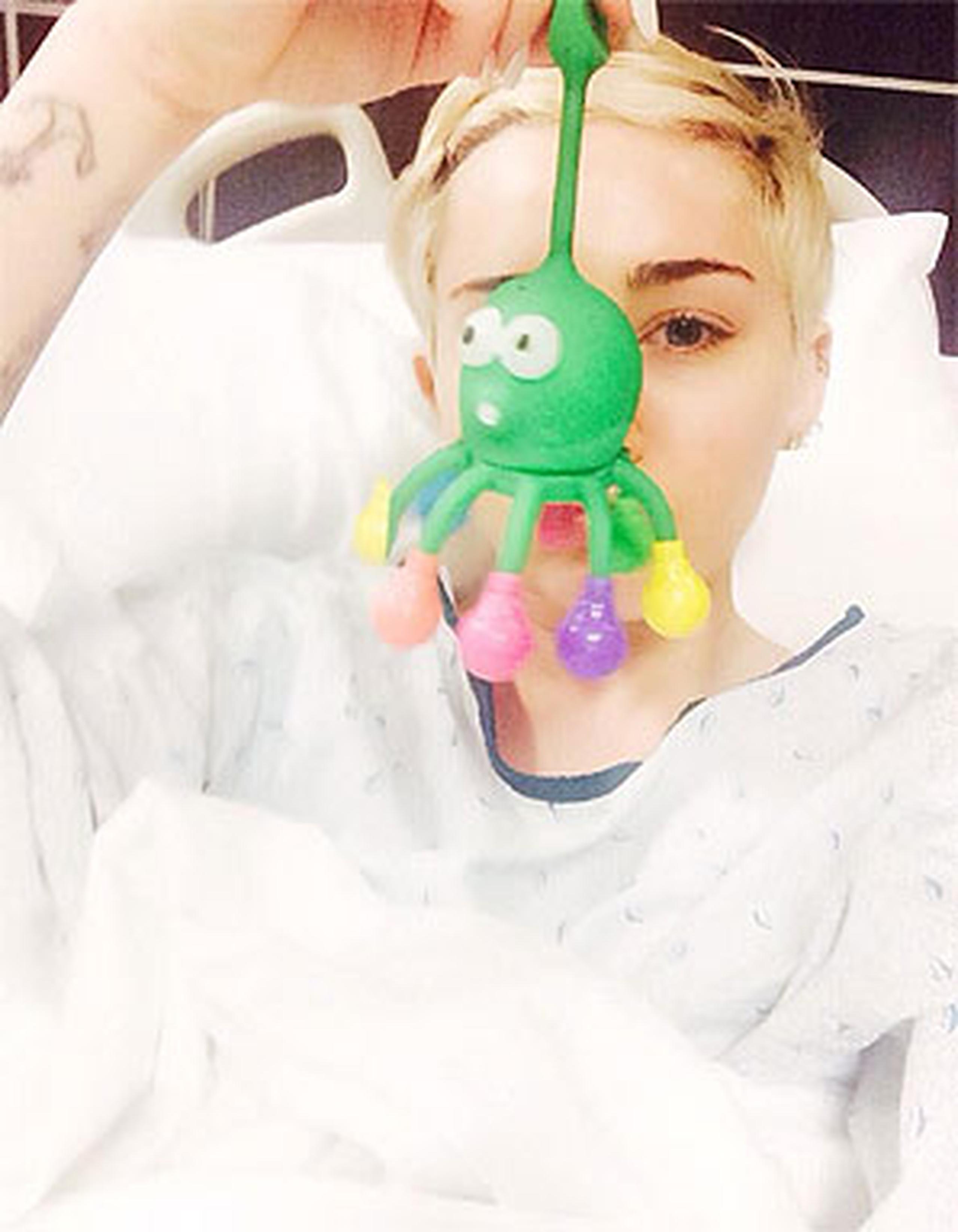 La joven cantante compartió una foto desde su camilla de hospital con un pulpito de juguete. (Twitter)