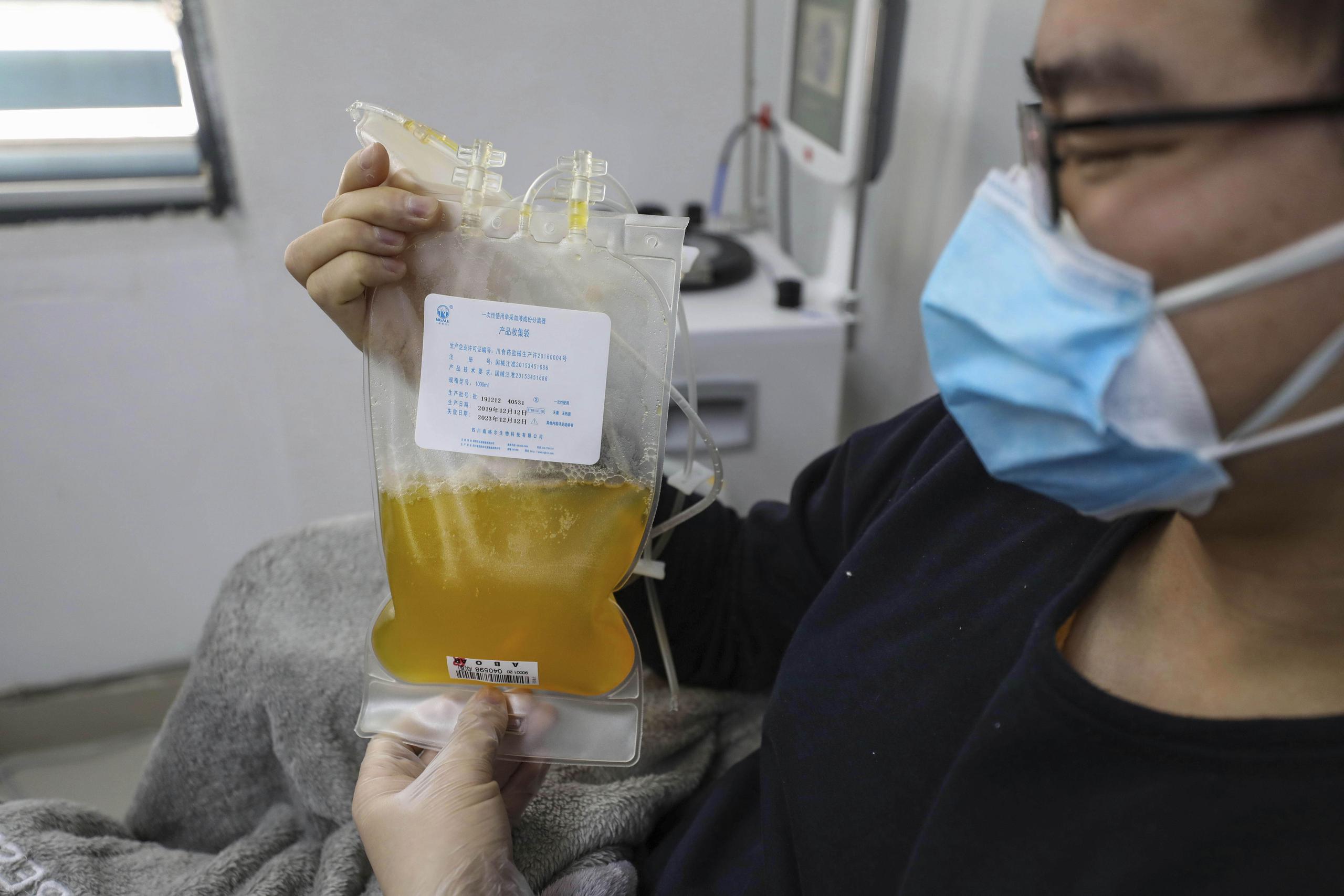 El doctor Zhou Min, un paciente recuperado del COVID-19, dona plasma en el banco de sangre en Wuhan, China