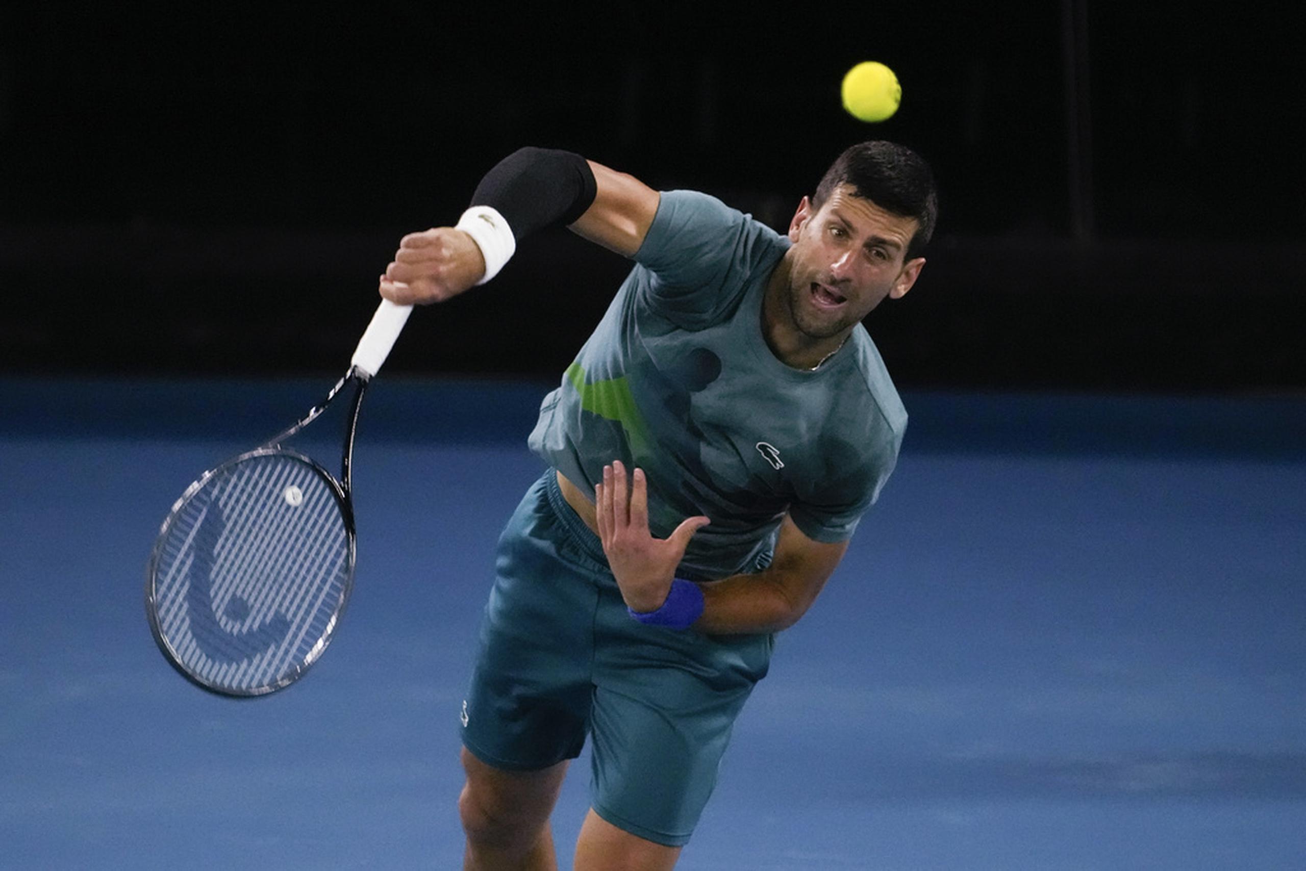 El serbio Novak Djokovic con su saque en la sesión de entrenamiento antes del inicio del Abierto de Australia en Melbourne Park.