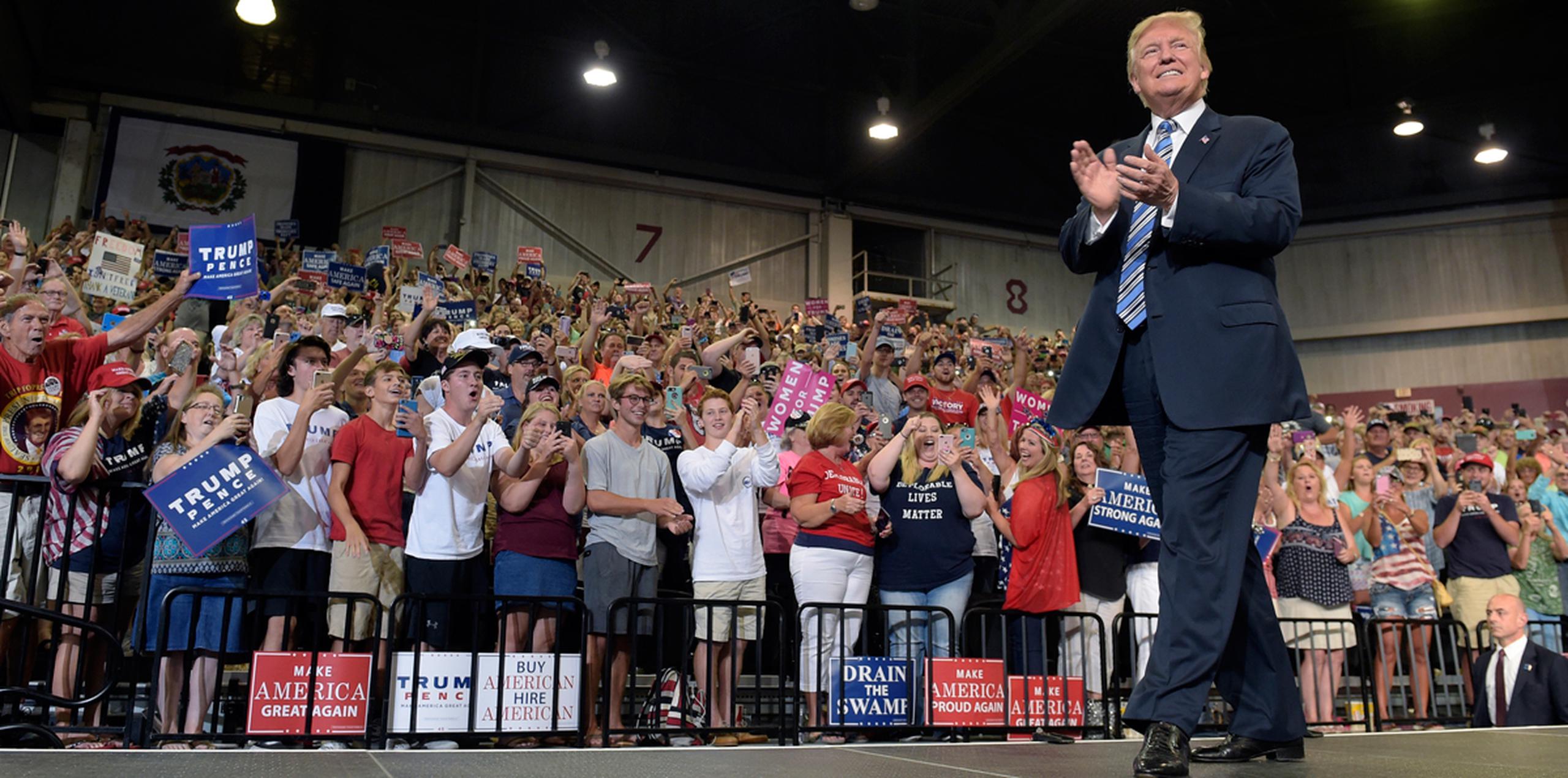 El presidente de Estados Unidos, Donald Trump, a su llegada a un acto de estilo electoral en Big Sandy Superstore Arena en Huntington, Virginia Occidental. (AP)