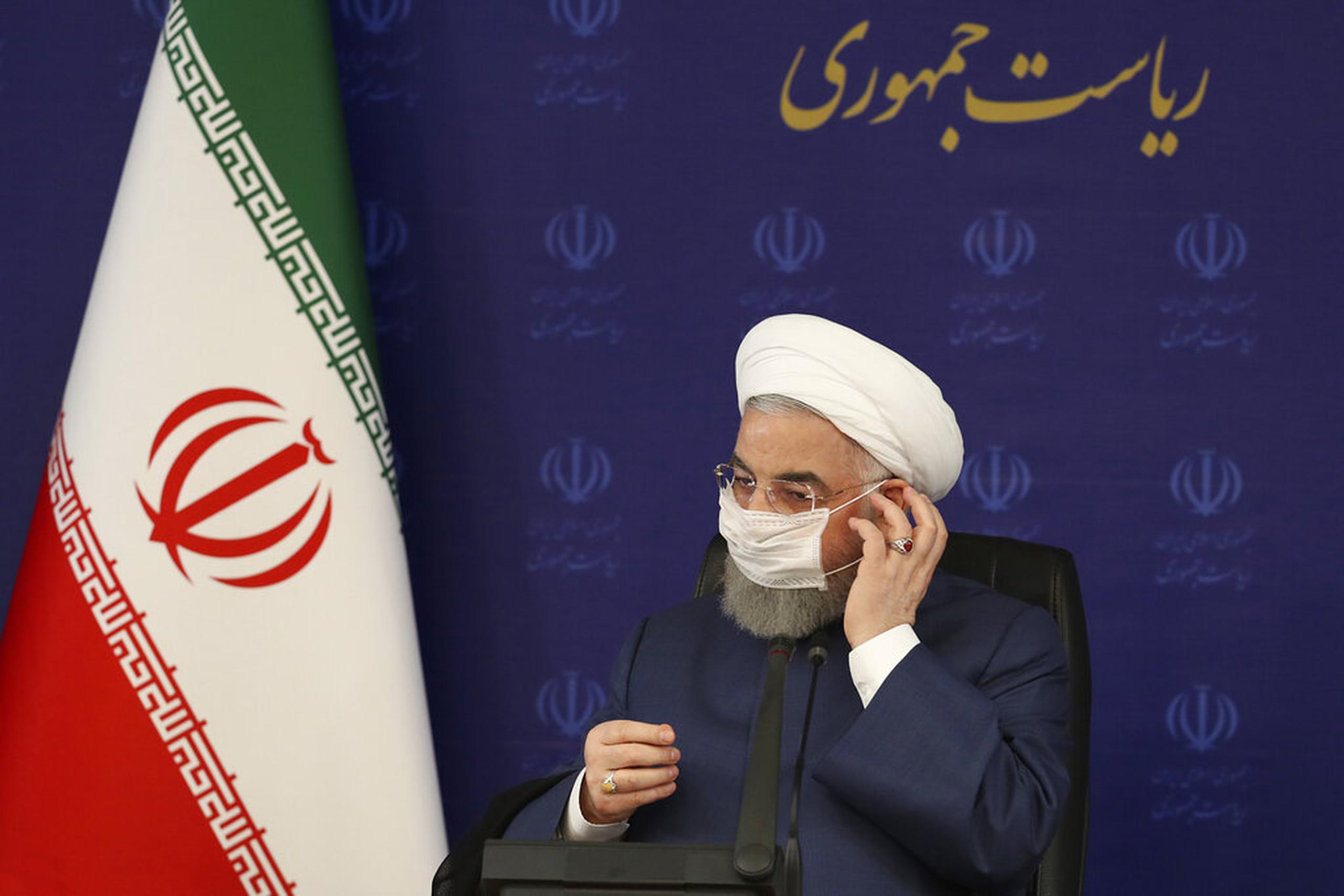 El presidente de Irán, Hasán Ruhani se ajusta la mascarilla en una reunión sobre la lucha contra el COVID-19 hoy en Teherán.