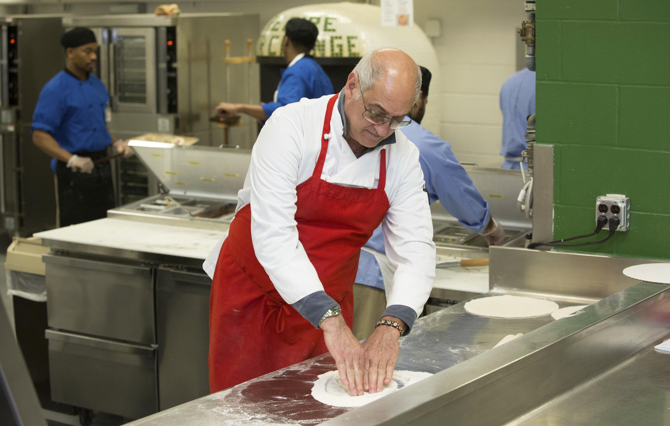 Bruno Abate, chef y dueño de un restaurante en Chicago, enseña a los reclusos sobre cocina y nutrición en la cárcel. (AP / Teresa Crawford)
