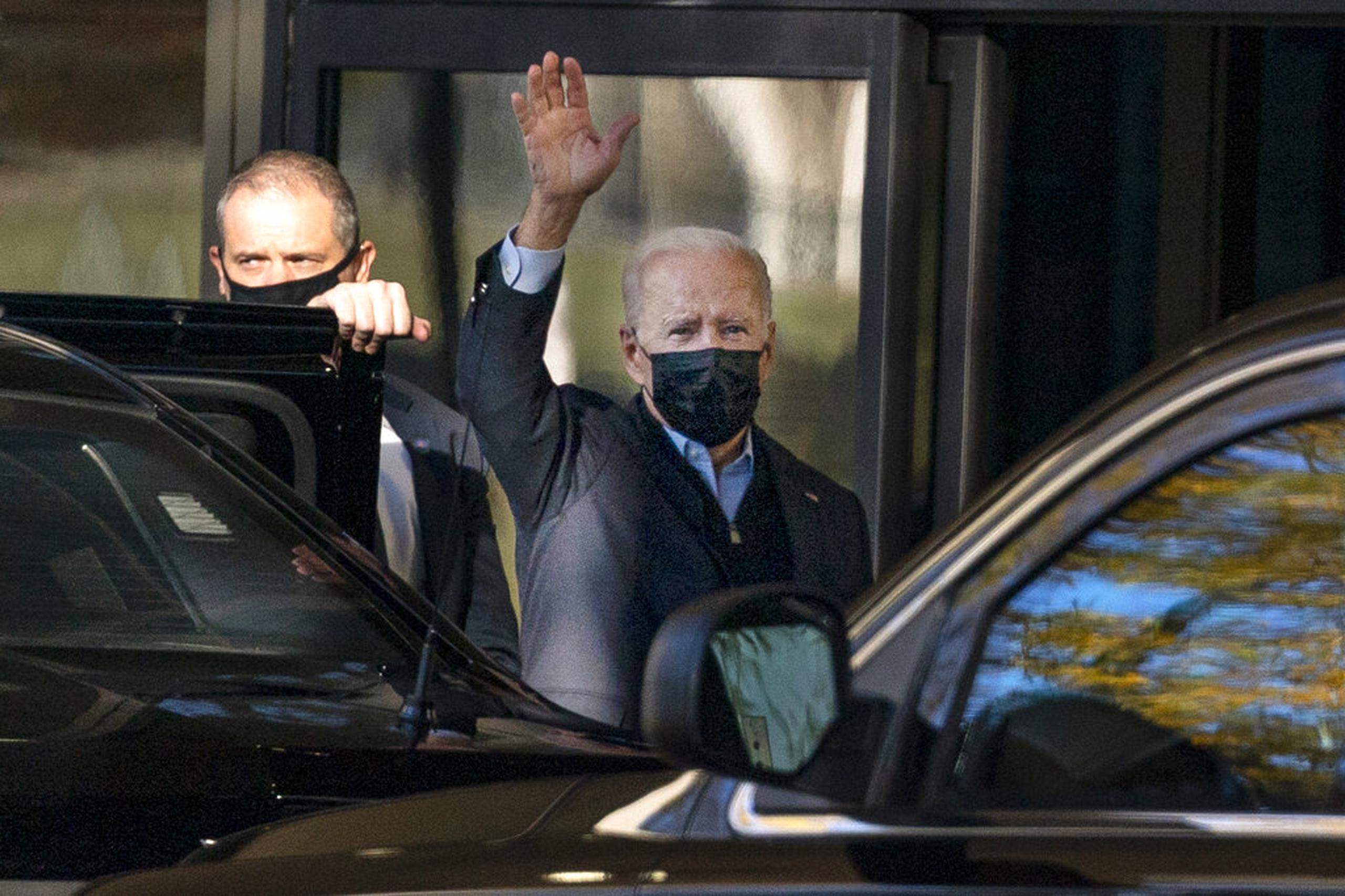 El presidente Joe Biden arriba al Centro Médico Militar Walter Reed para un examen físico el 19 de noviembre de 2021.
