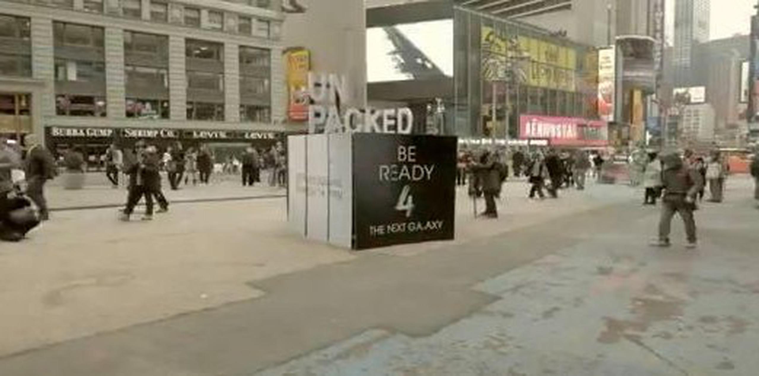 Para ir abriendo boca, Samsung lanzó un "flash-mob" en la icónica plaza neoyorquina de Times Square. (YT)