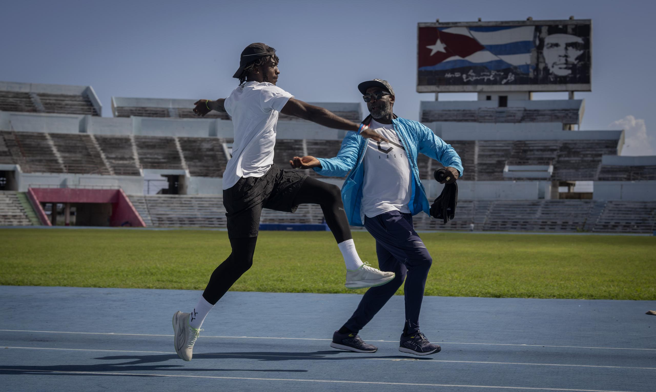 El deportista cubano Maykel Masoo se prepara con su entrenador Daniel Osorio en La Habana, Cuba, con vistas a competir en los Campeonatos Mundiales de Atletismo en Estados Unidos.