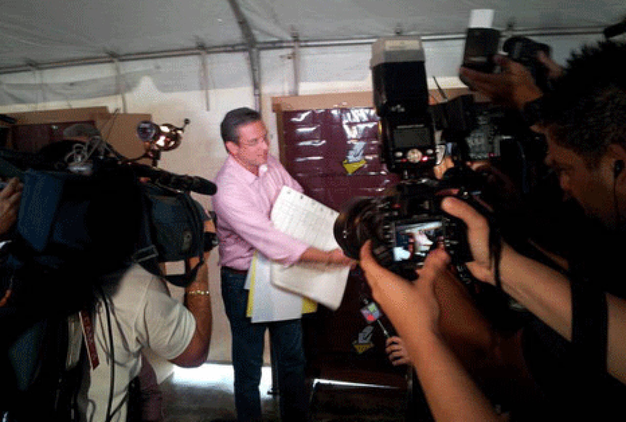 Muchas personas esperaban a Alejandro García Padilla en su colegio de votación. (marga,pares@gfrmedia)