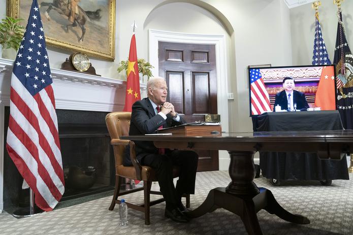 El presidente de los Estados Unidos, Joe Biden, habla en una reunión virtual con el presidente chino, Xi Jinping, en una fotografía de archivo. EFE/EPA/SARAH SILBIGER/Pool
