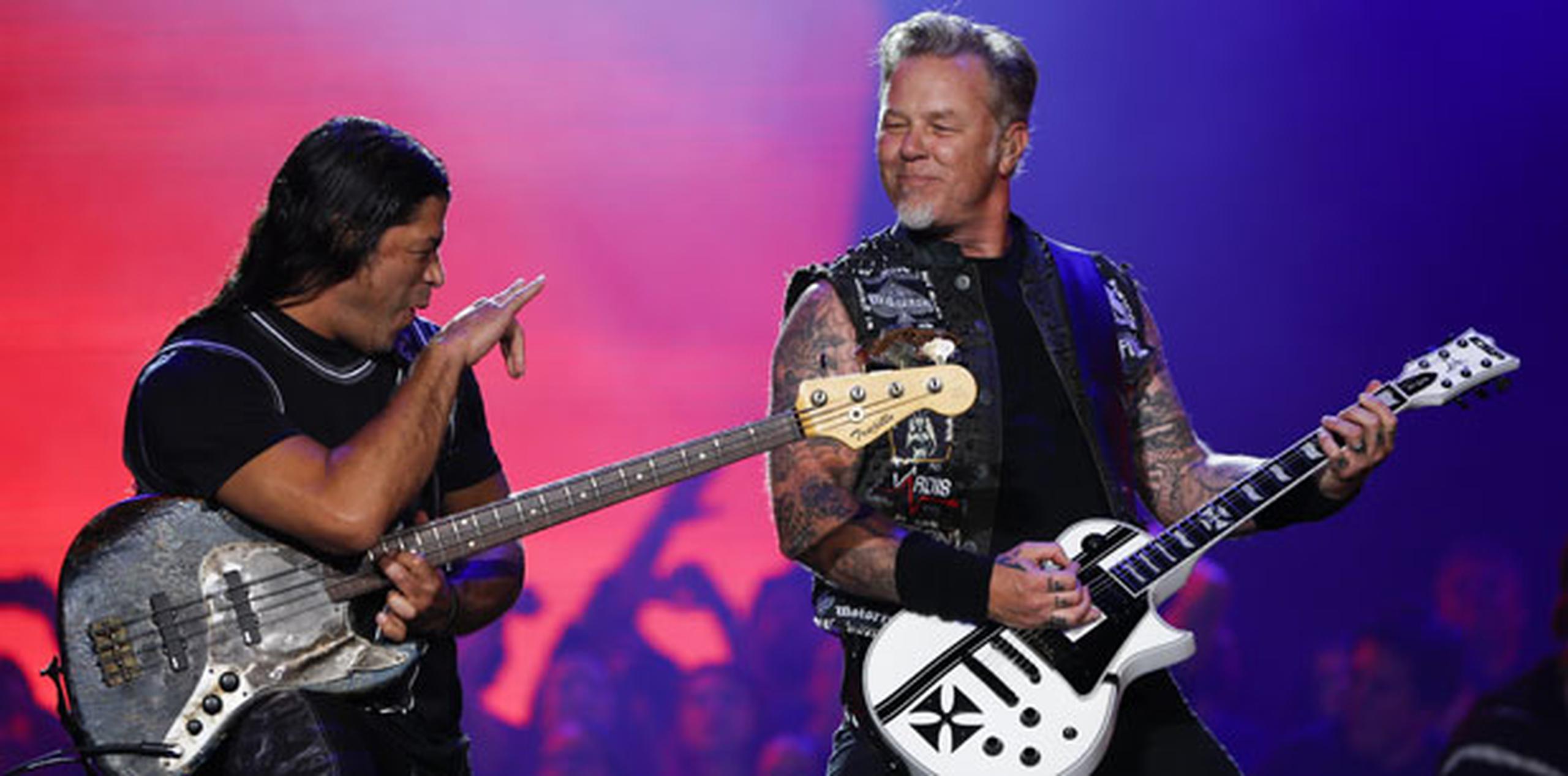 James Hetfield (derecha) y Robert Trujillo en el concierto que estuvo muy anclado al pasado más metalero del grupo. (AP /Felipe Dana)
