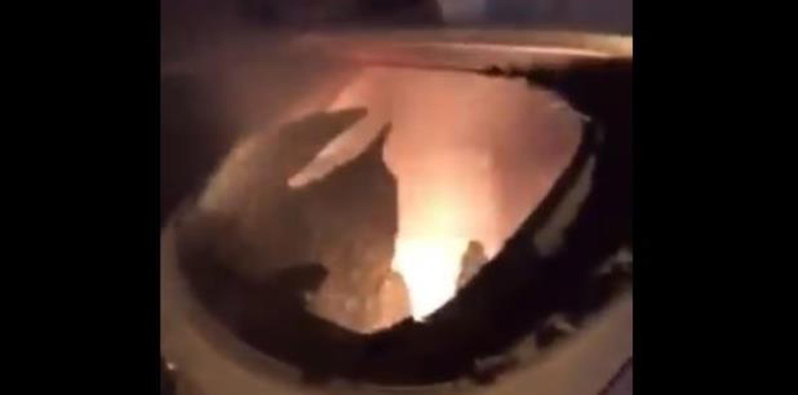 La parte posterior del vehículo comenzó a quemarse tan pronto fue impactada. (Twitter)