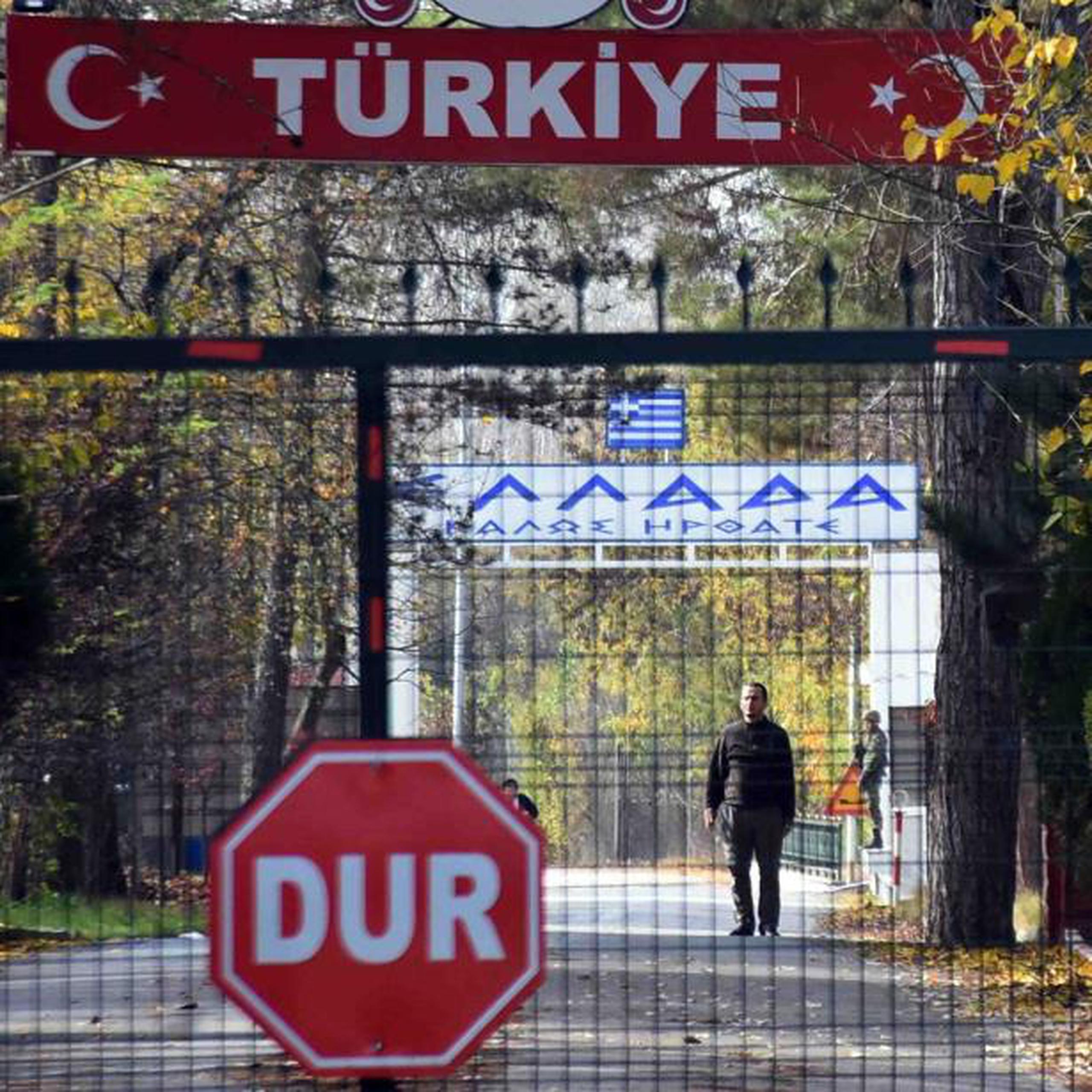 El hombre quedó atascado en tierra de nadie, entre Grecia y Turquía, cerca del cruce fronterizo Pazarkule, Edirne, Turquía. (DHA vía AP)