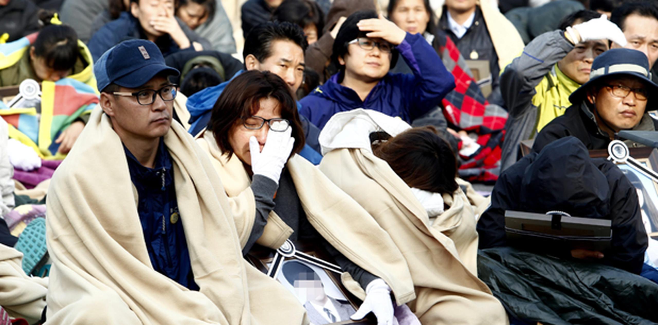 Familiares de las víctimas del hundimiento del buque Sewol permanecen en el suelo luego de que varios policías los bloquearan y no les permitieran avanzar hacia la oficina presidencial para exigir a la presidenta surcoreana, Park Geun-hye, que adopte medidas para recuperar los cuerpos que permanecen atrapados en el buque hundido. (EFE)

