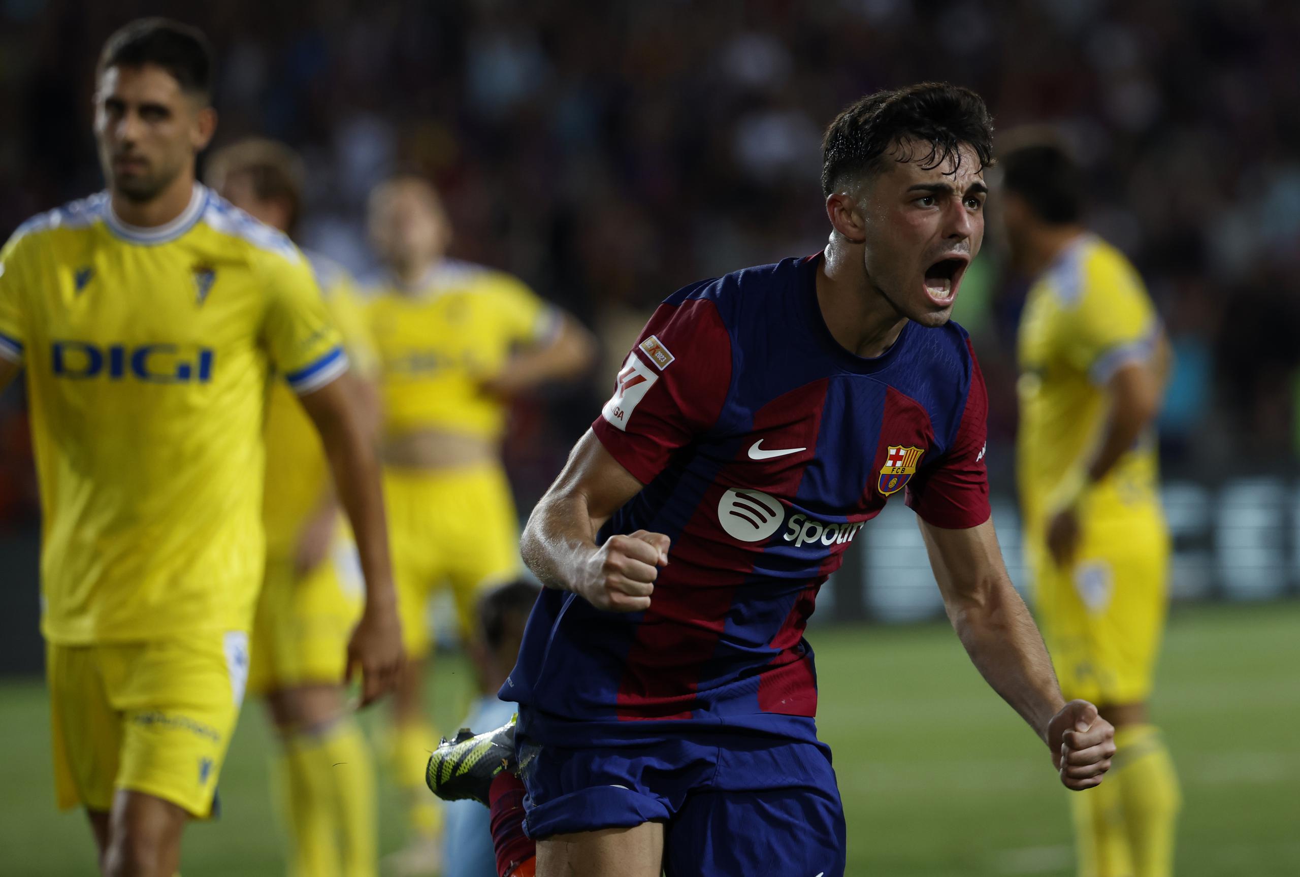 Pedri celebra tras anotar el primer gol del Barcelona en la victoria 2-0 ante el Cádiz en la Liga española, el domingo 20 de agosto de 2023, en Barcelona.