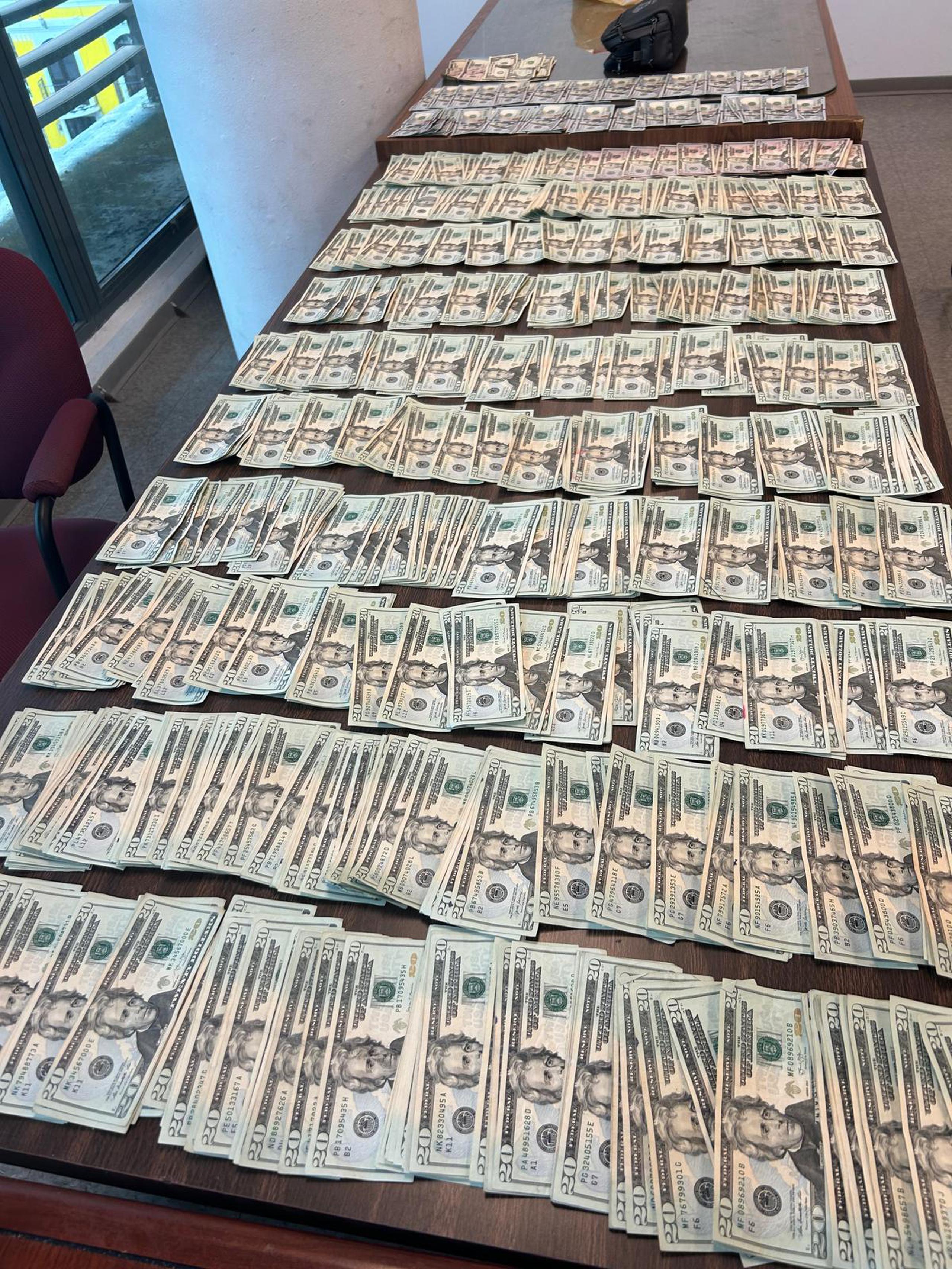 Se ocupó $28,425.00 en efectivo durante el diligenciamiento de una orden de registro en un vehículo ocupado a un arrestado en Aibonito.