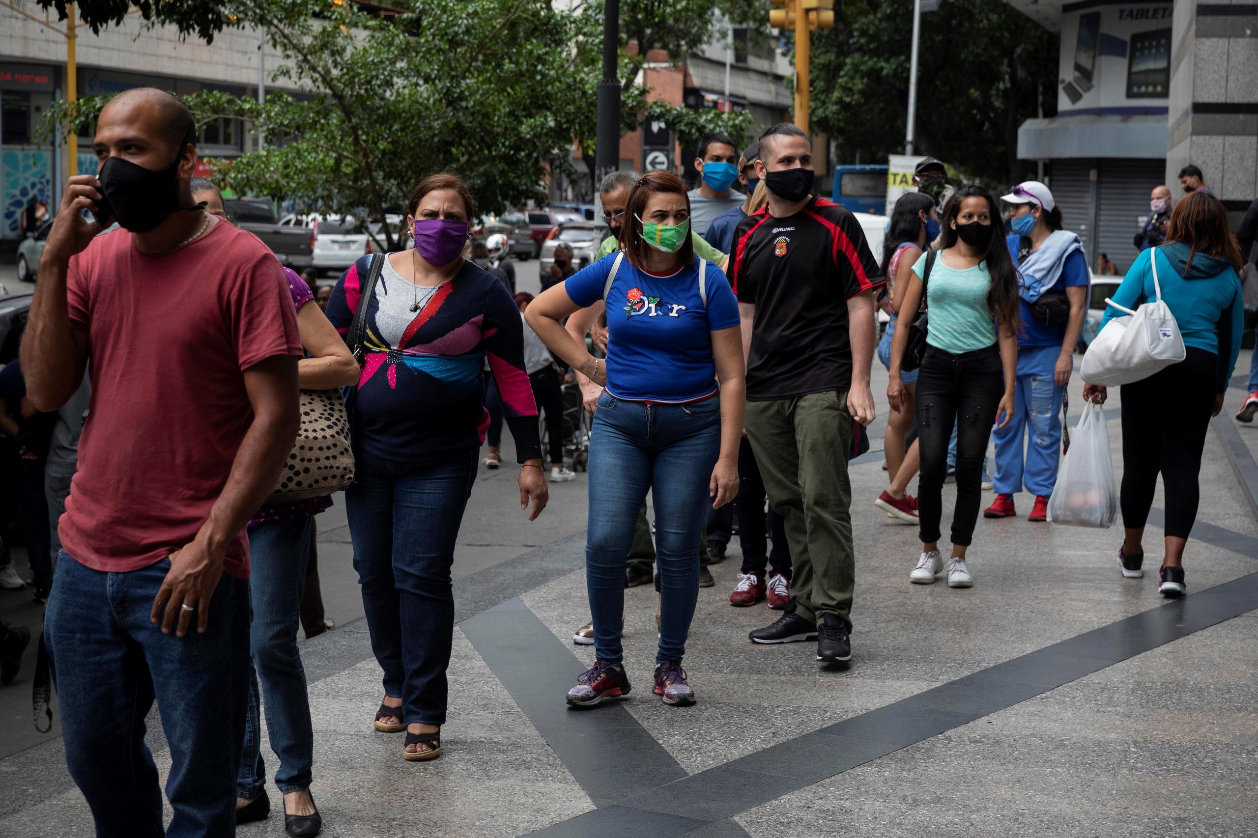 En la imagen, personas hacen fila para ingresar a un banco del Centro Comercial El Recreo, en Caracas (Venezuela).