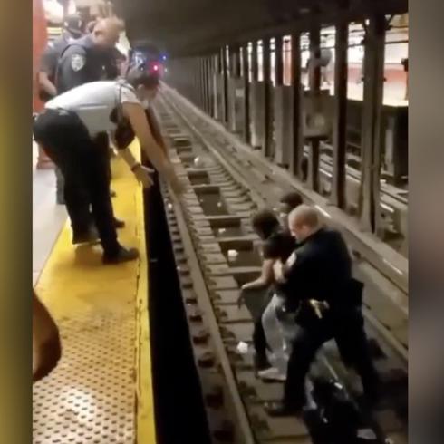 Extraordinario rescate: sacan a hombre de las vías del tren en Nueva York