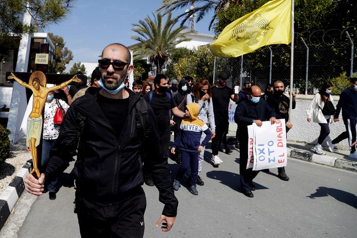 Manifestantes se concentran frente a la emisora estatal chipriota en Nicosia, Chipre, en apoyo al llamado de la iglesia ortodoxa a retirar del concurso Eurovisión la canción El Diablo, presentada por el país.