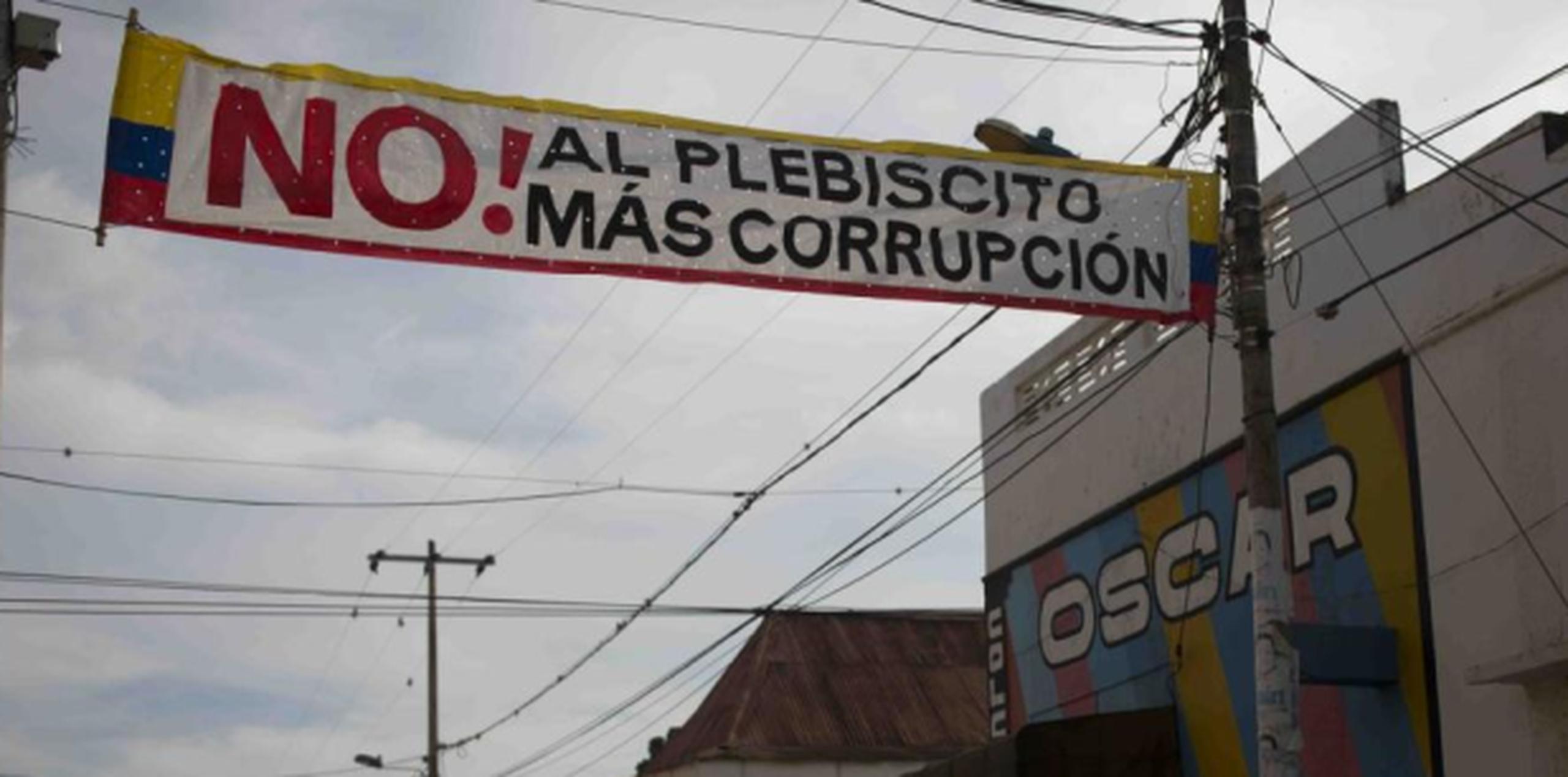 Un cruzacalle en la ciudad El Carmen de Bolívar, en Colombia, hace alusión a la opción del "No" en el plebiscito para avalar el acuerdo de paz entre el gobierno y las FARC. (Foto/Xavier Araujo)