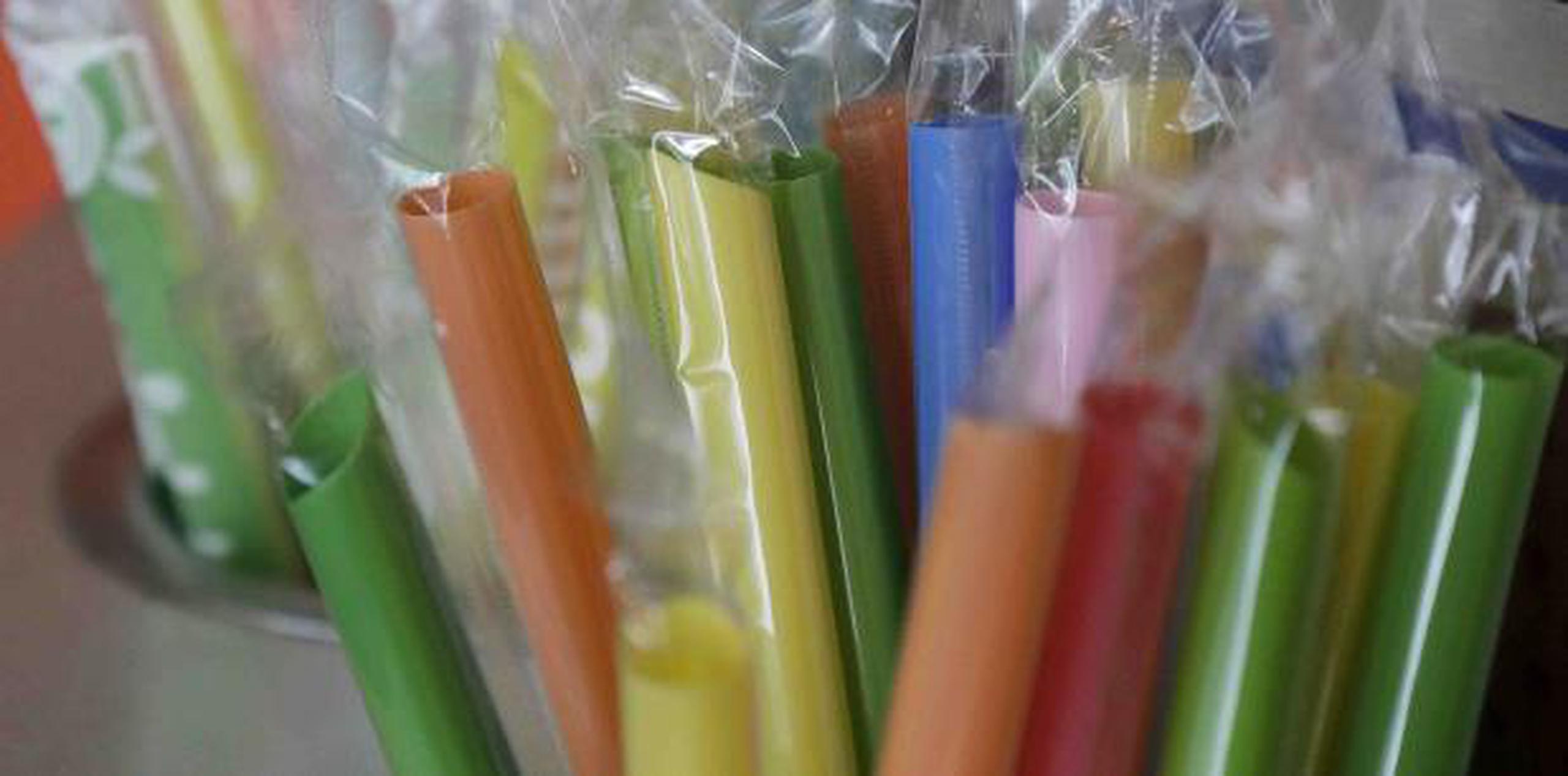 Los sorbetos de plástico seguirán disponibles para los clientes con discapacidades. (AP / Jeff Chiu)