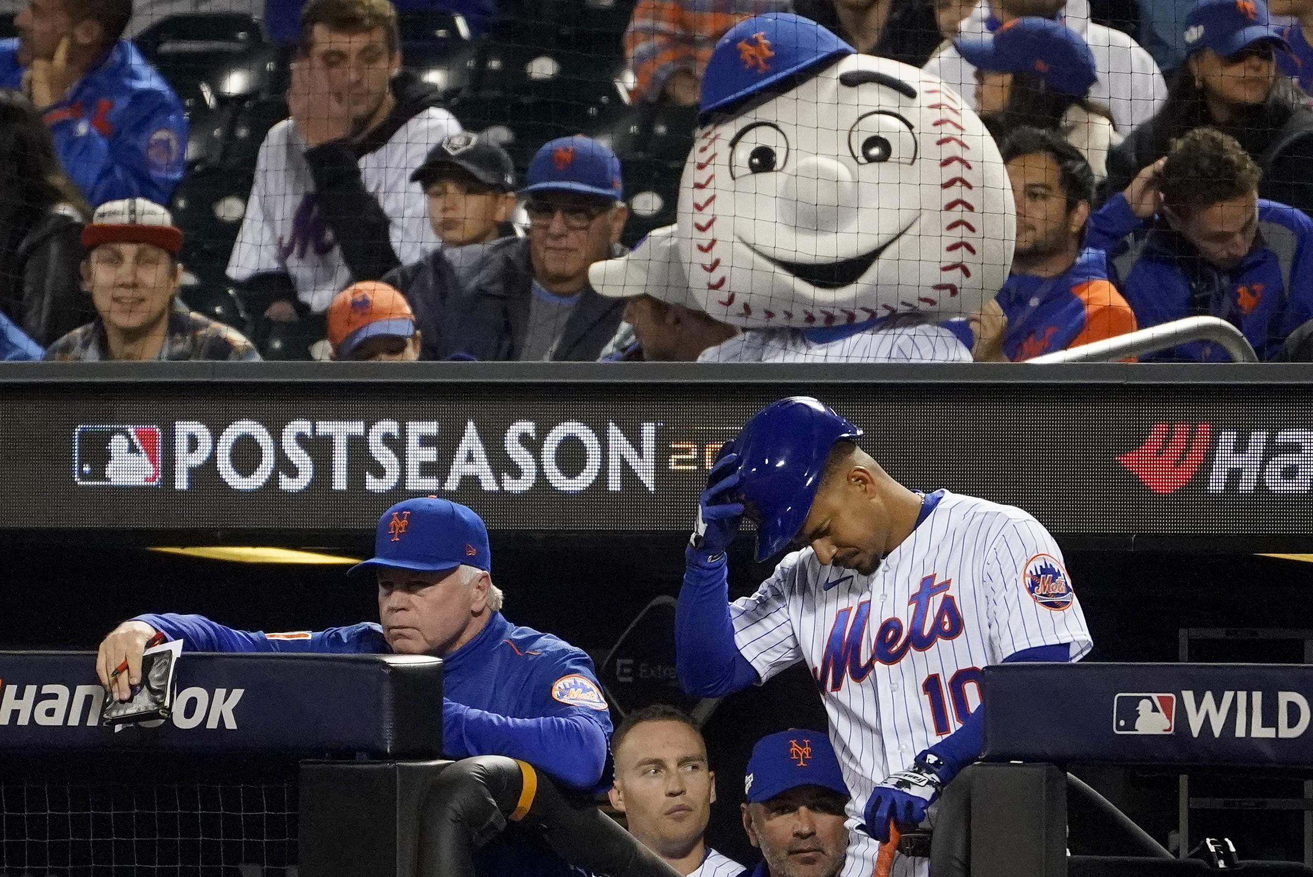 El piloto de los Mets, Buck Showalter, observa mientras Eduardo Escobar se prepara para salir a batear.