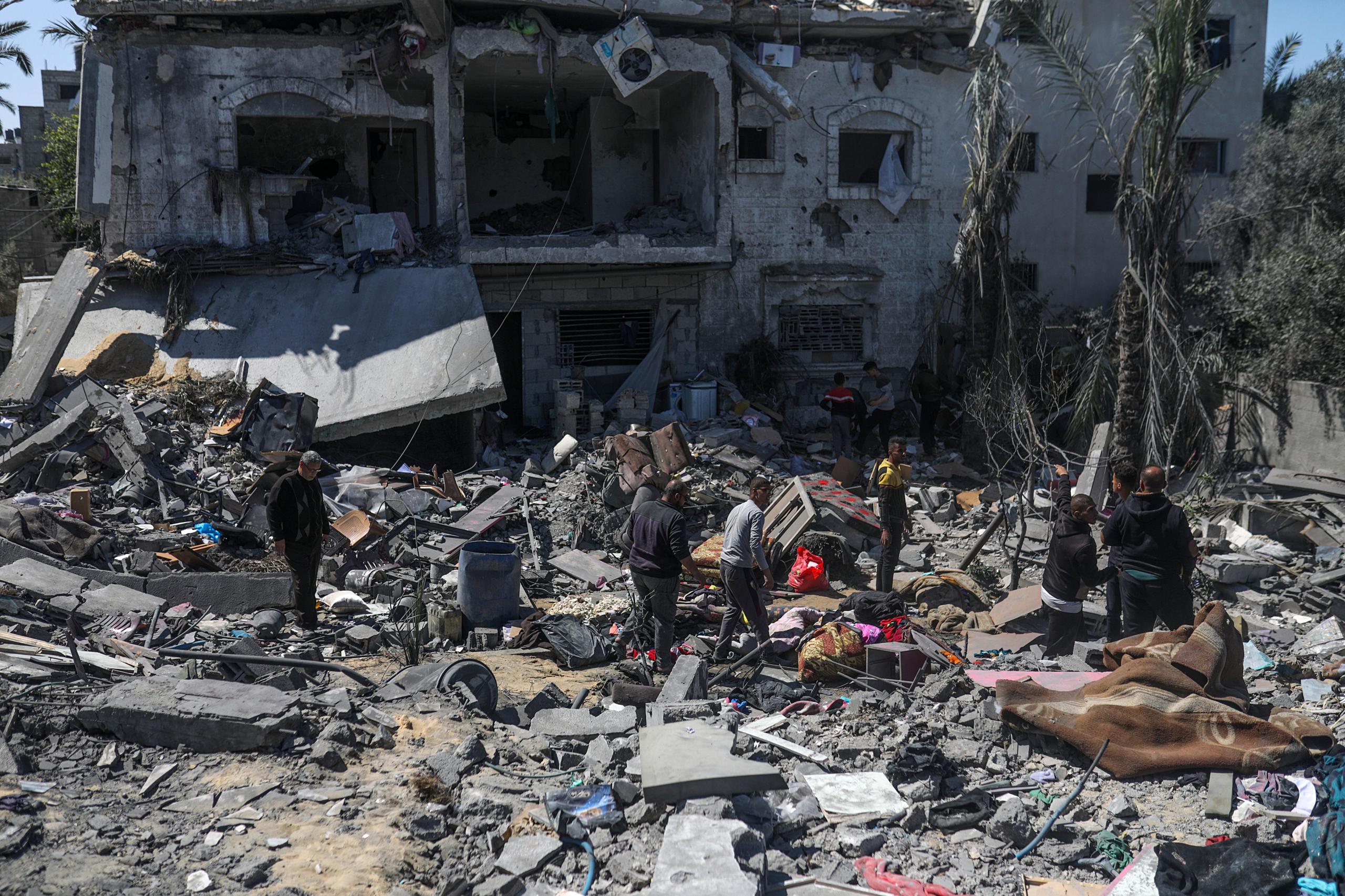Palestinos rescatan algunas pertenencias y buscan personas desaparecidas entre los escombros de una casa destruida tras un ataque aéreo israelí en la ciudad de Deir Al Balah, al sur de la Franja de Gaza, el 13 de marzo de 2024. Más de 31,000 palestinos y más de 1,300 israelíes han muerto, según el Ministerio de Salud palestino y las Fuerzas de Defensa de Israel (FDI), desde que militantes de Hamás lanzaron un ataque contra Israel desde la Franja de Gaza el 7 de octubre de 2023 y las operaciones israelíes en Gaza. y Cisjordania, que le siguió. (EFE/EPA/MOHAMMED SABLE)