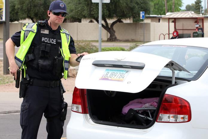 Oficiales de Policía inspeccionan un vehículo en Arizona, fotografía de archivo. EFE/ROY DABNER
