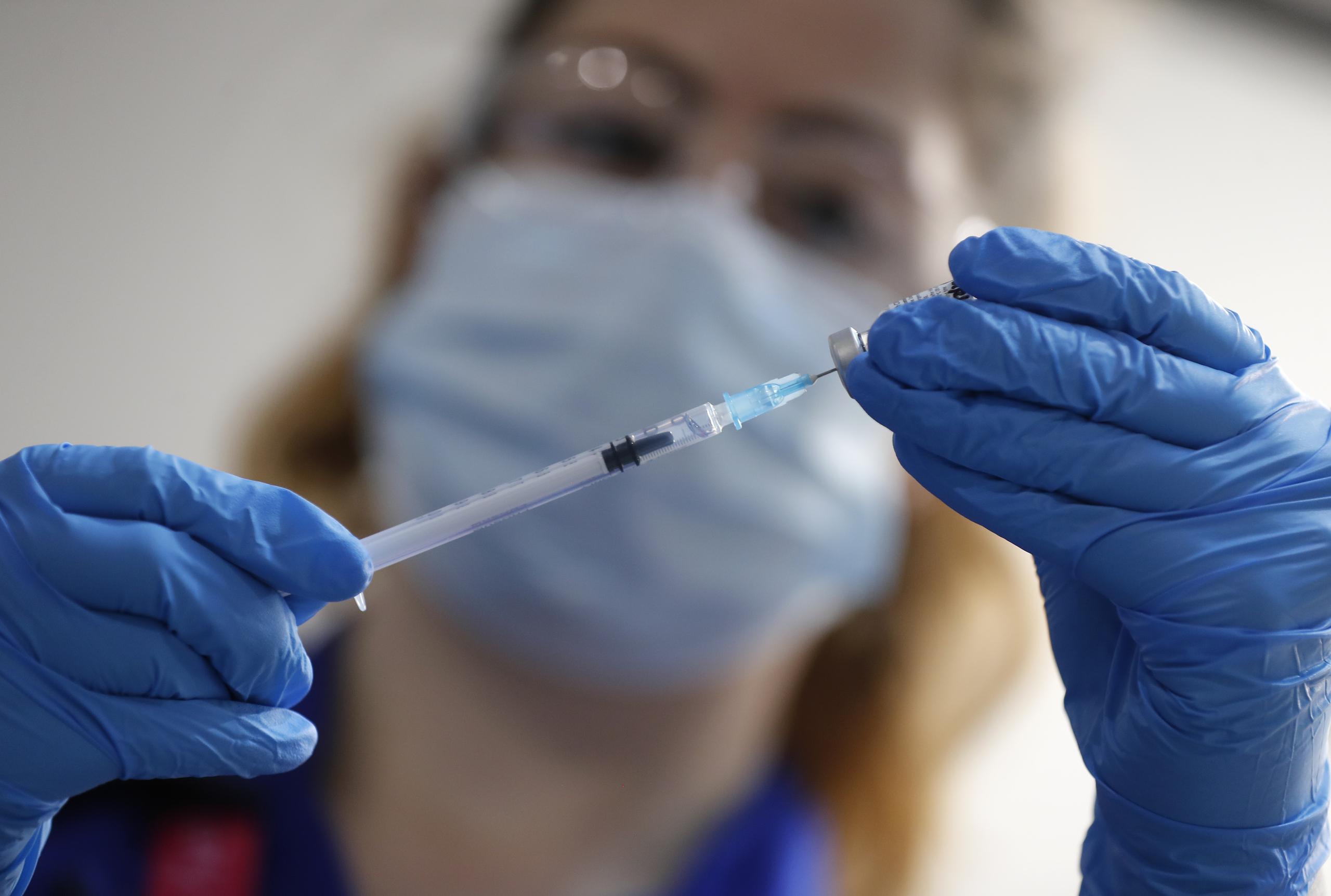 Una enfermera prepara una inyección de la vacuna contra el COVID-19 desarrollada por Pfizer y BioNTech, en el Hospital Guy en Londres, el martes 8 de diciembre de 2020. (AP Foto/Frank Augstein, Pool)